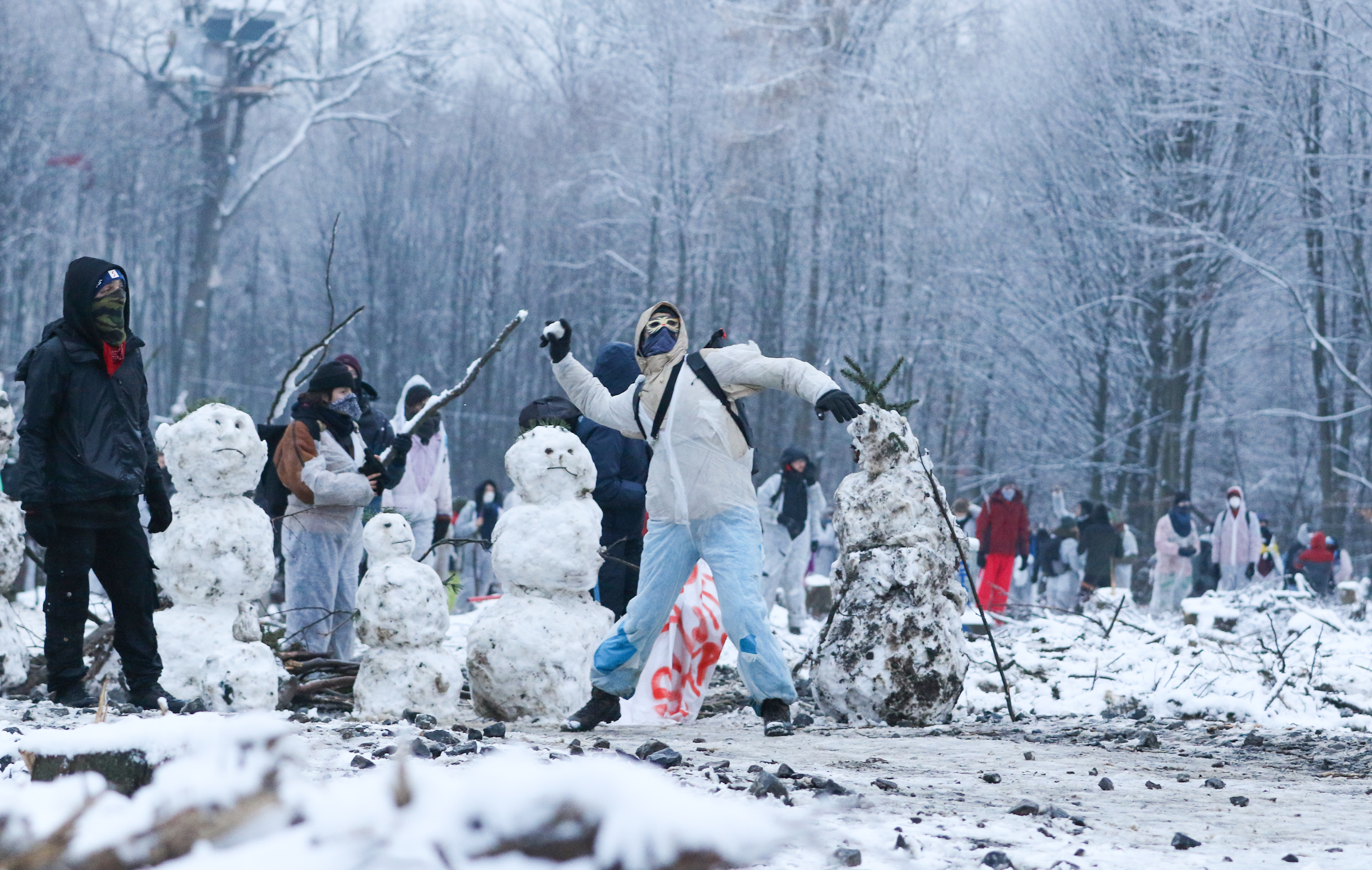 Klimaaktivisten im Winter im Dannenröder Forst