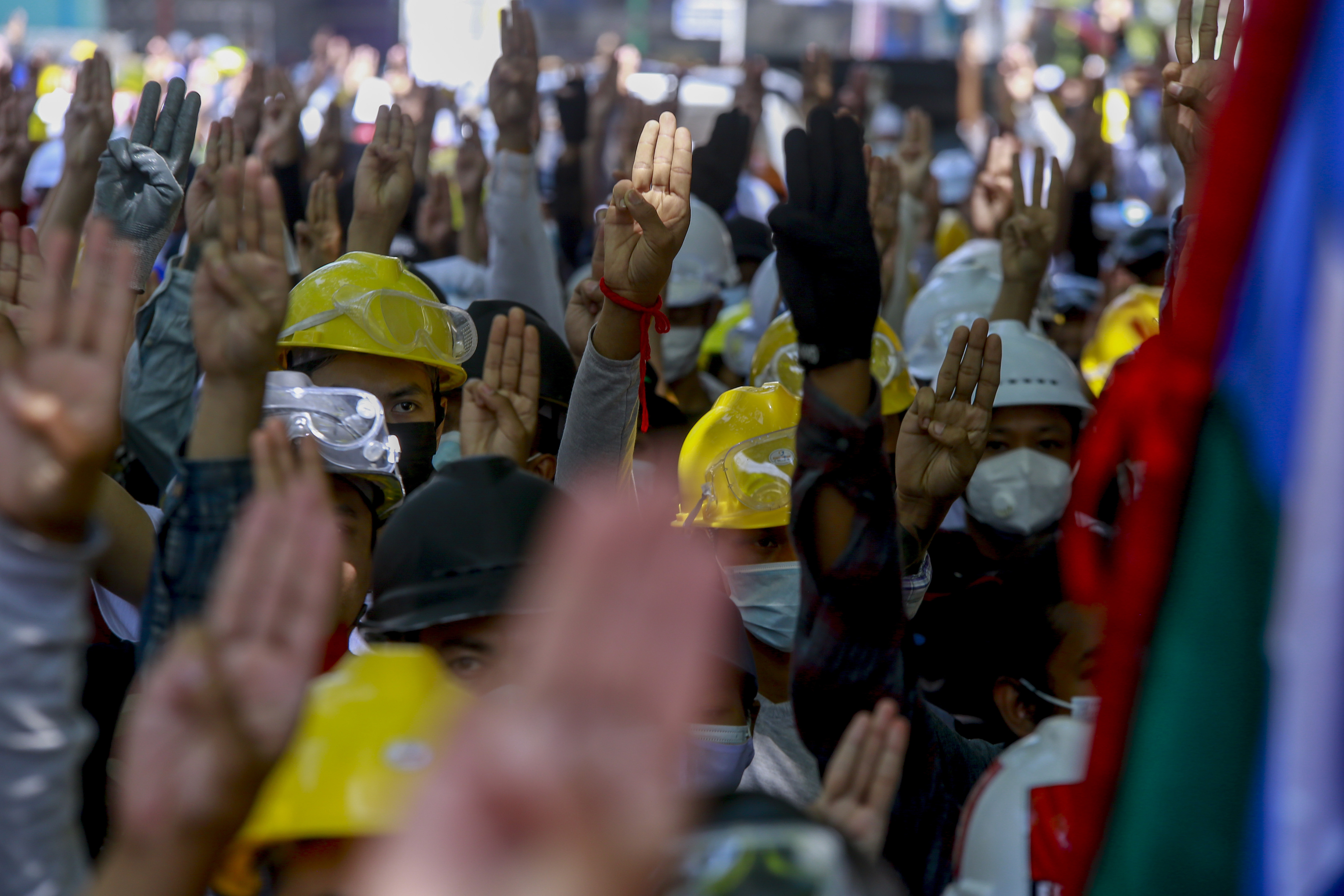 Anti-Putsch Demonstranten auf den Straßen von Yangon