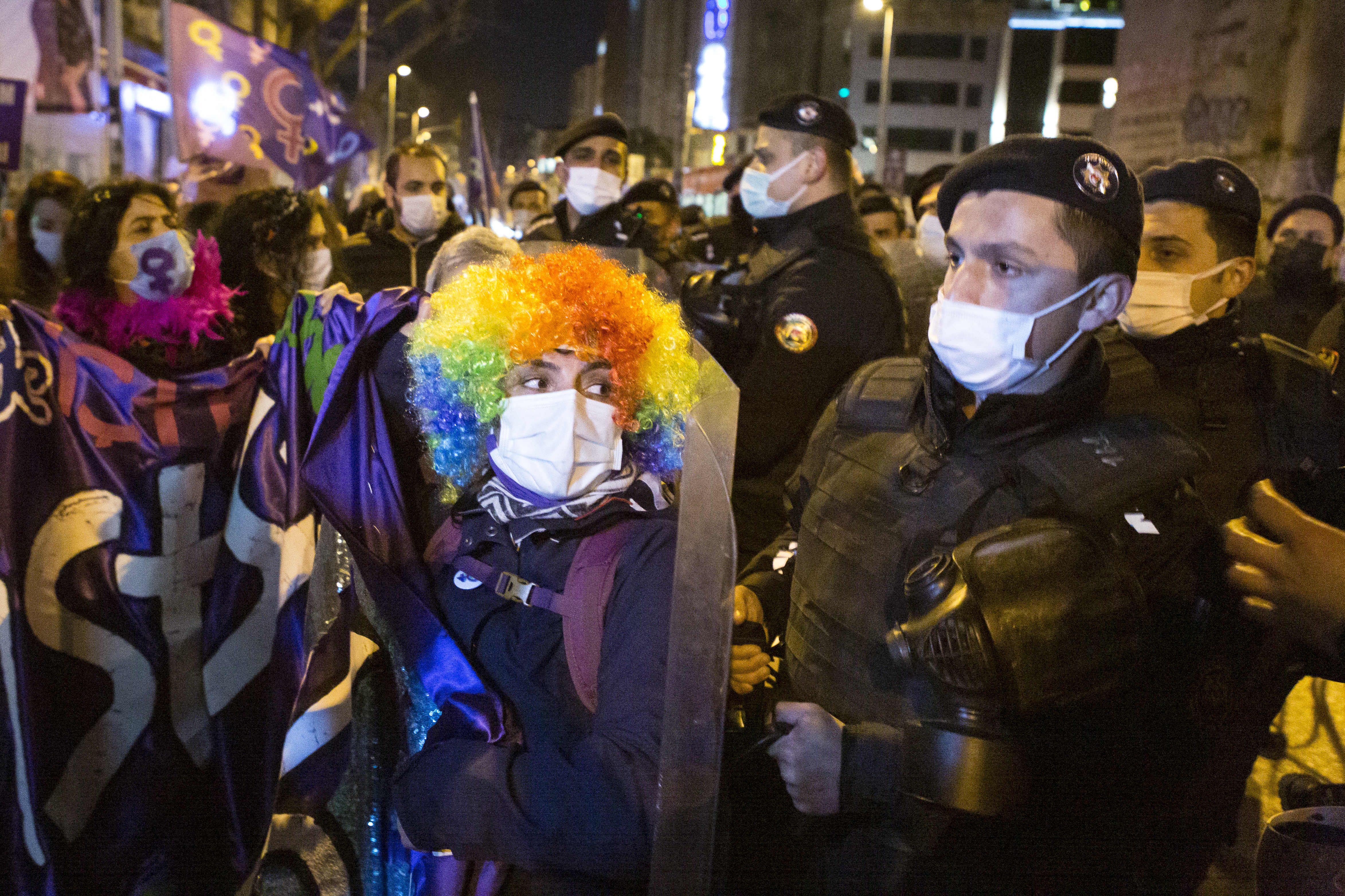 Eine Demonstrantin wird Anfang März von der Polizei in Istanbul daran gehindert, an Protesten gegen den Austritt aus der Istanbul-Konvention teilzunehmen