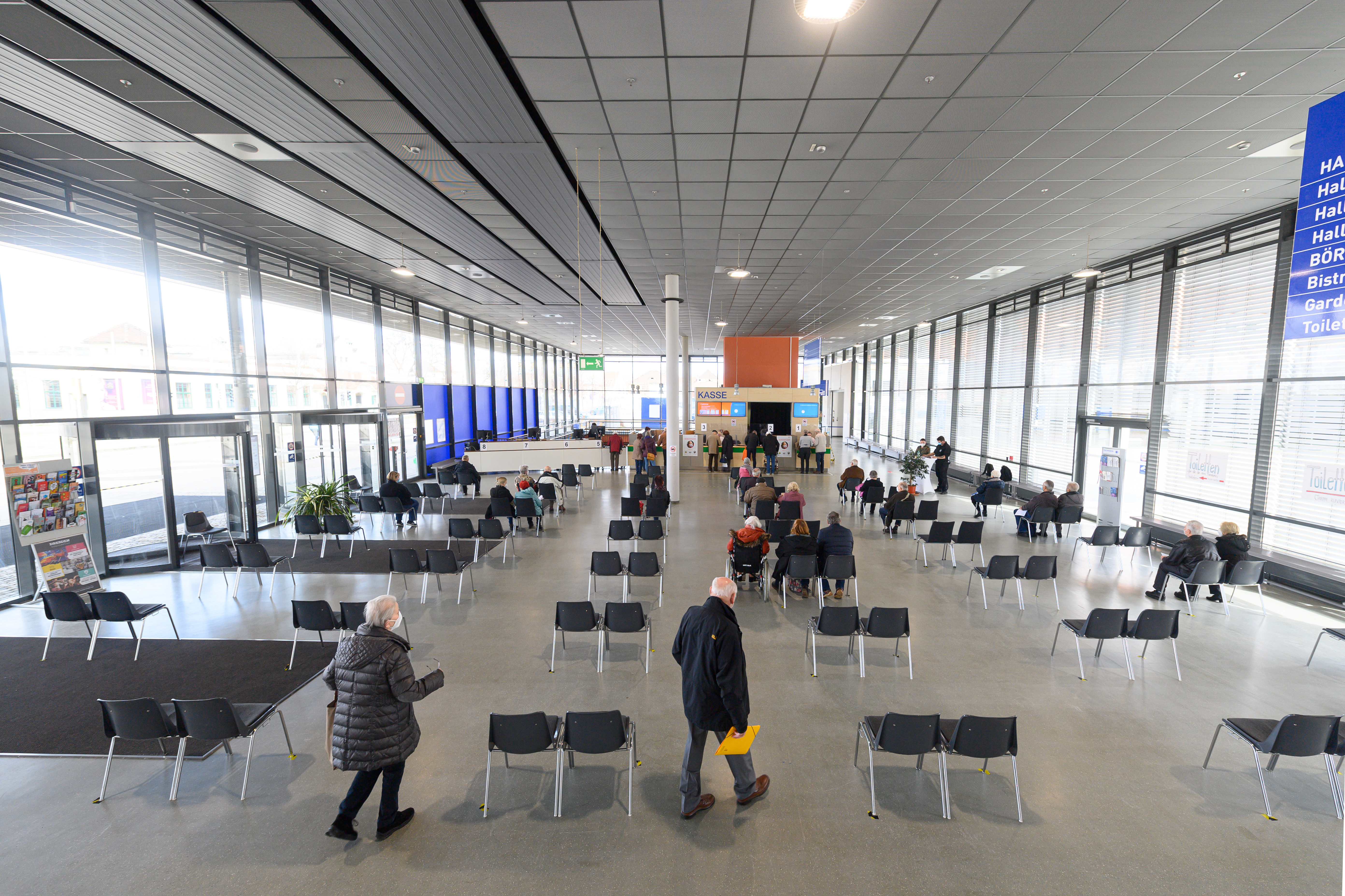 Menschen warten im Impfzentrum in der Messe Dresden auf ihre Impfung gegen Corona