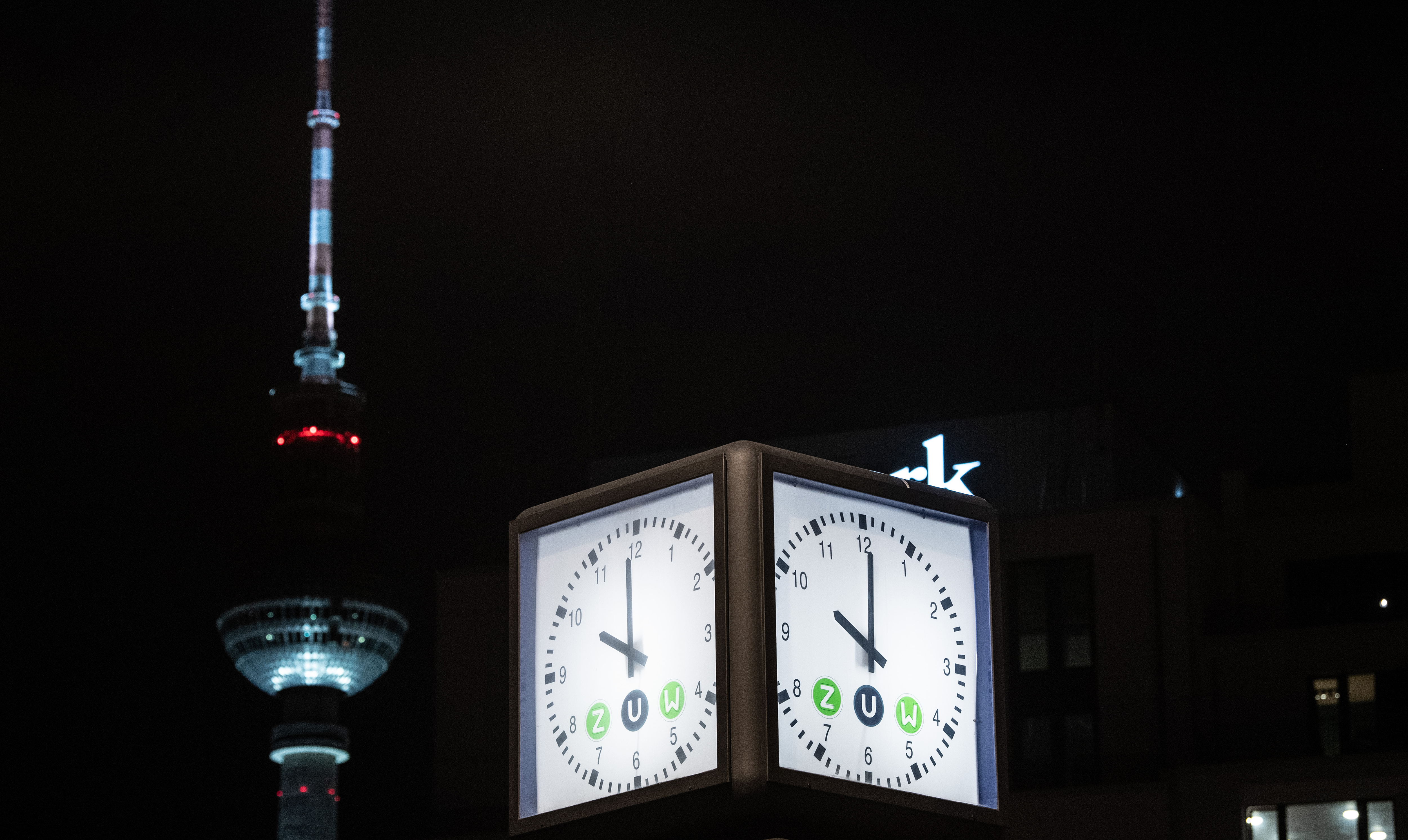 Eine Uhr in der Nähe des Alexanderplatz