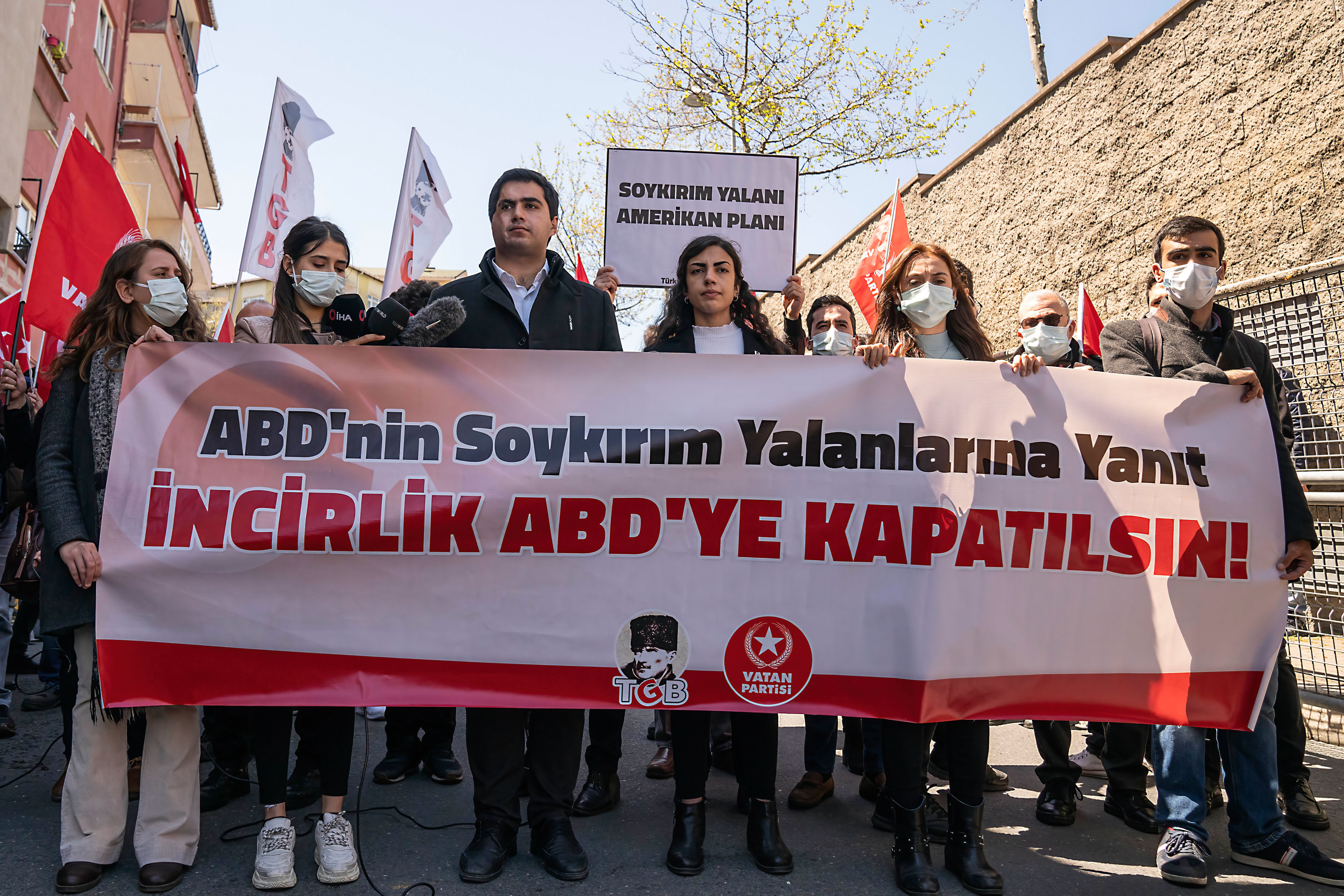 Mitglieder der patriotischen Partei protestieren vor dem US-Konsulat