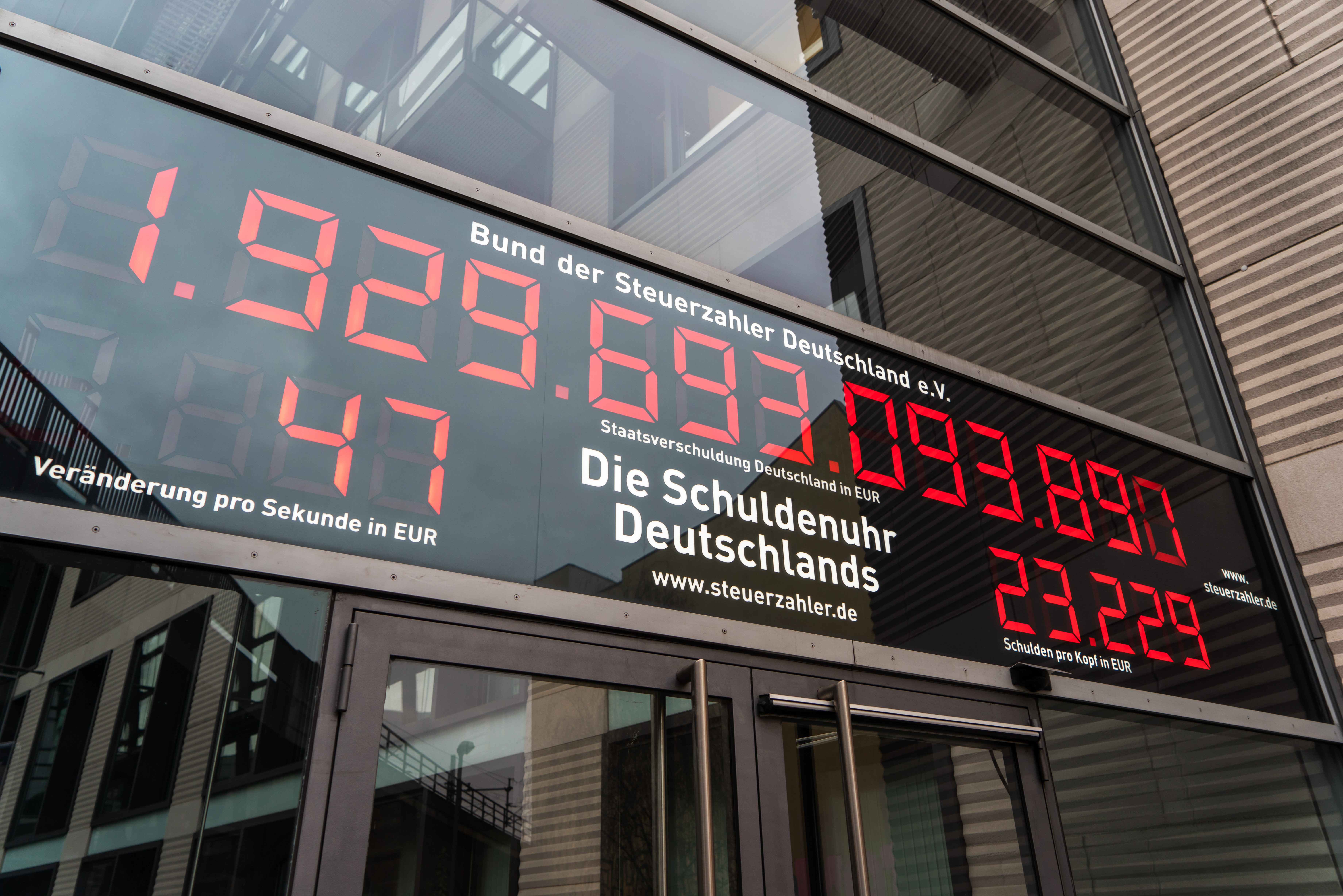 Die Schuldenuhr des Bund der Steuerzahler Deutschland e.V. in Berlin