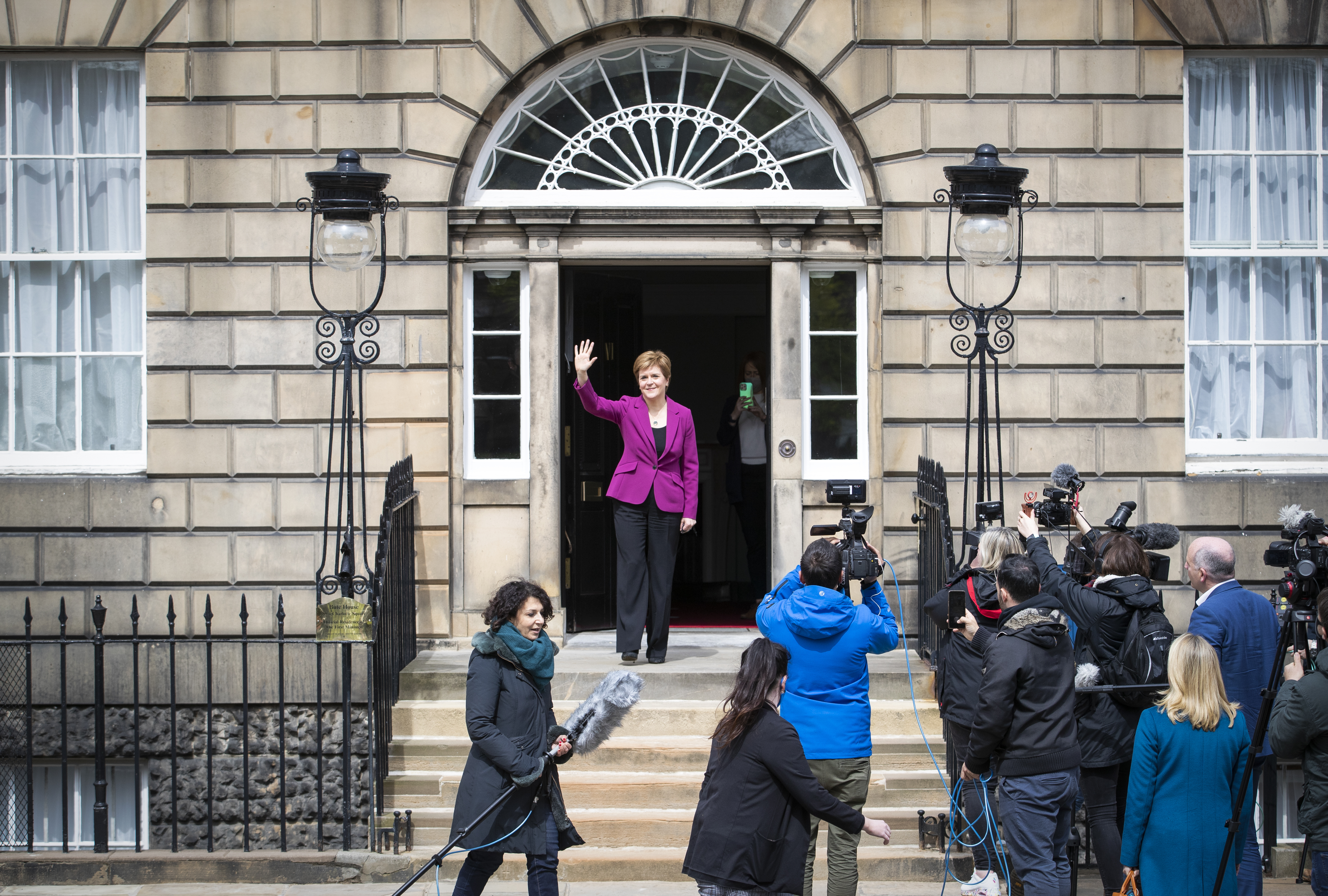 Nicola Sturgeon vor dem Amtssitz der ersten schottischen Ministerin