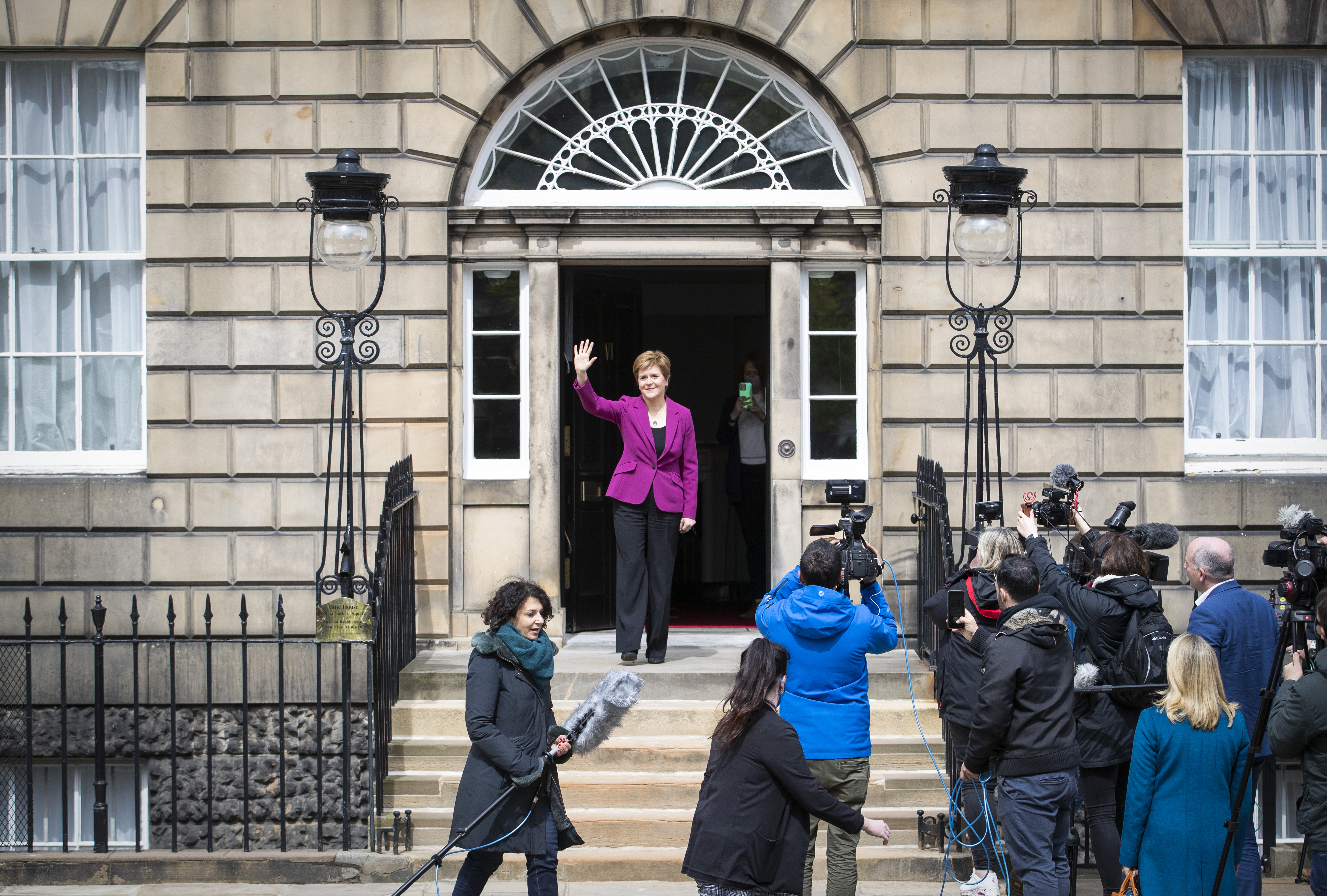 Nicola Sturgeon vor dem Amtssitz der ersten schottischen Ministerin