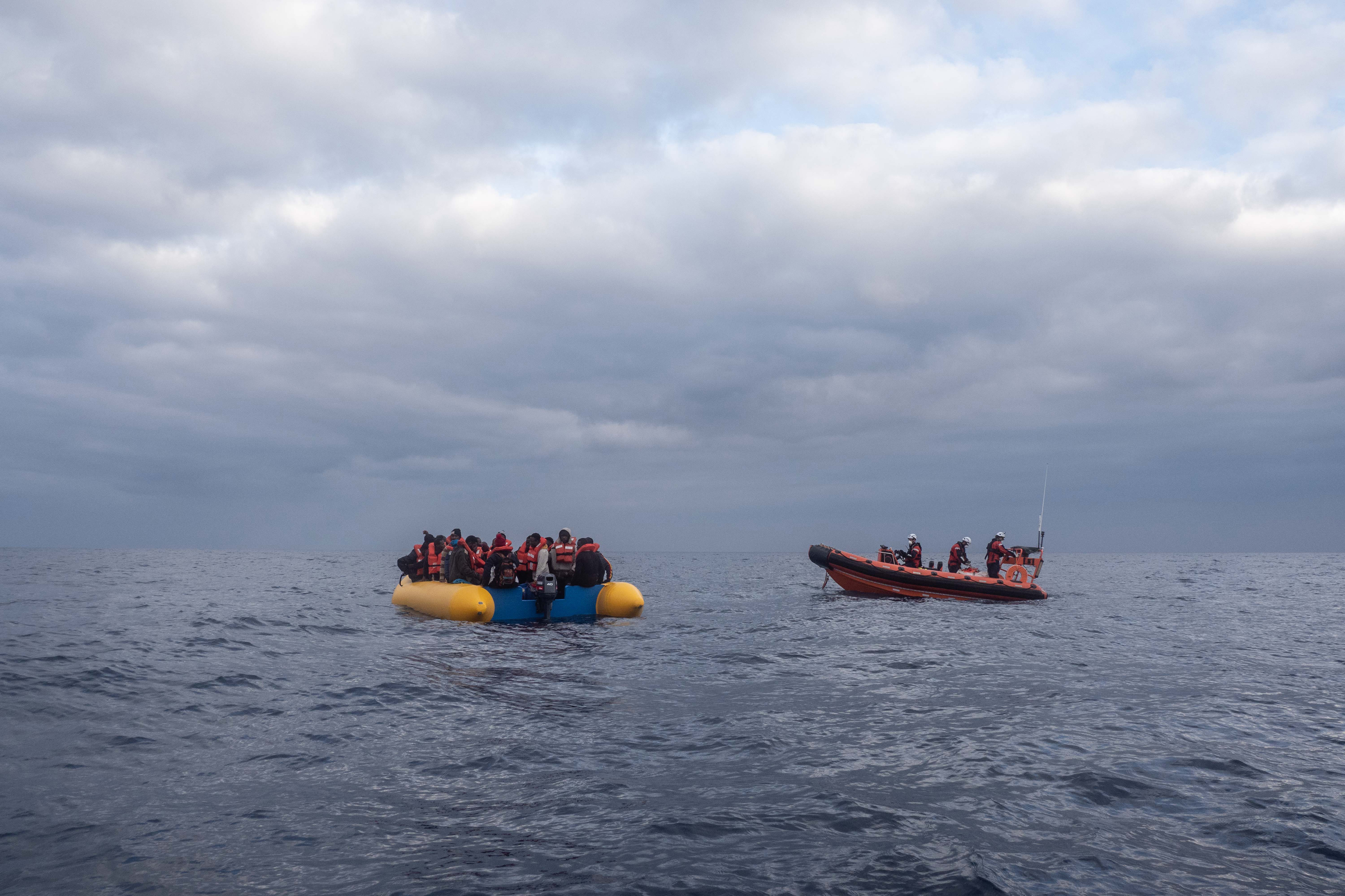 Migranten vor der italienischen Küste 