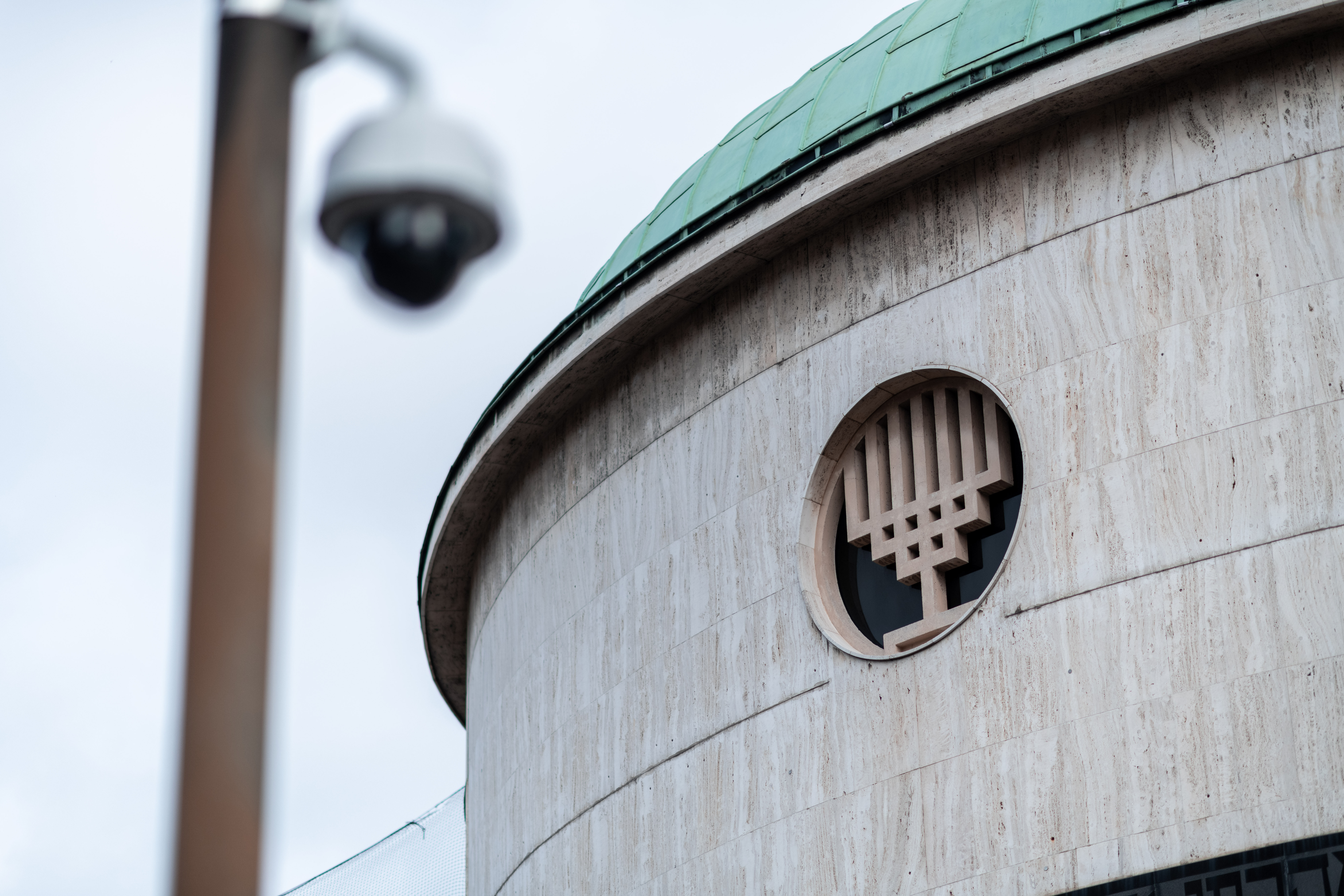 Das religiöse Symbol der Menora ist an der Synagoge der Jüdischen Gemeinde Düsseldorf an einem Fenster angebracht