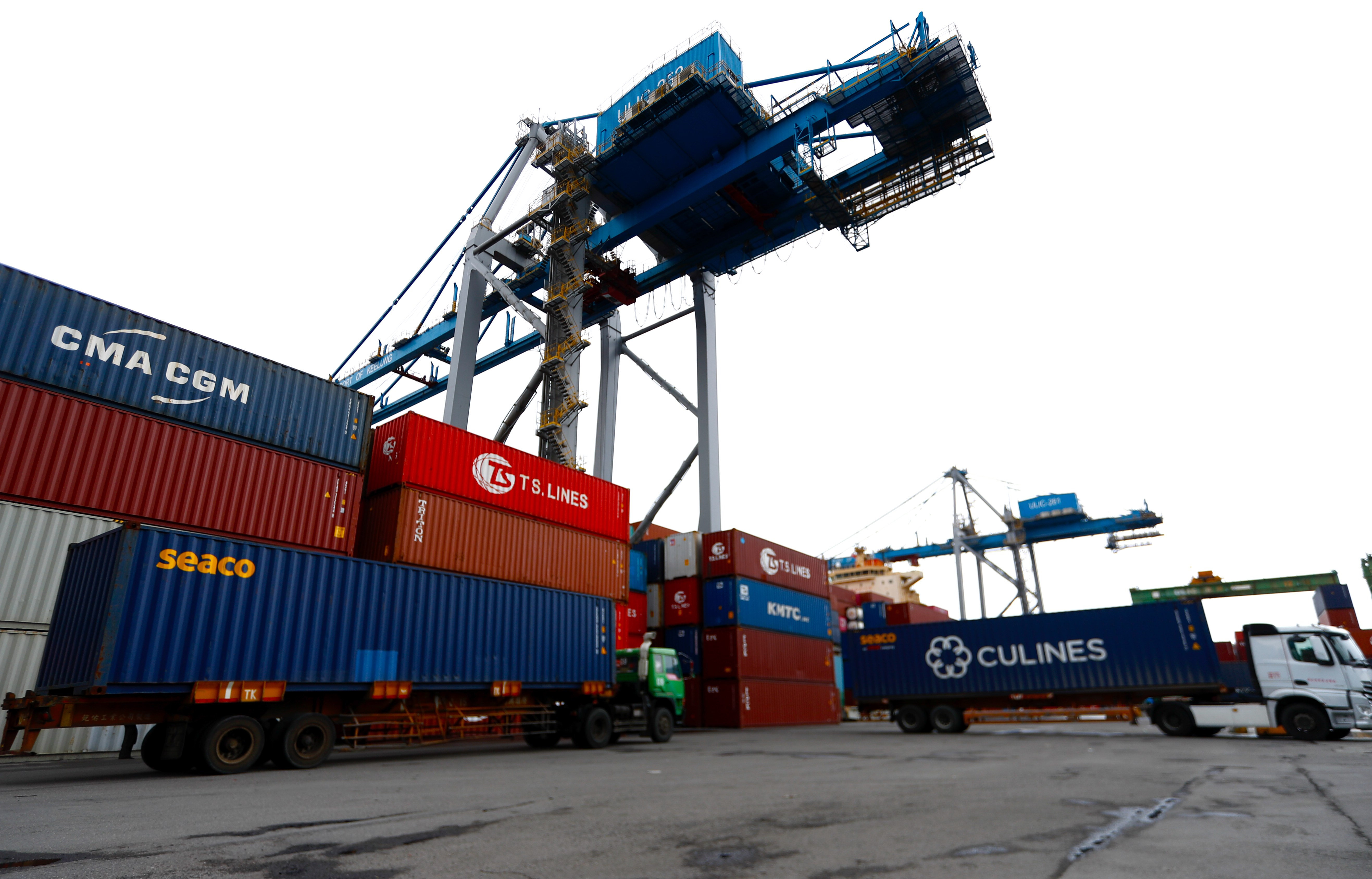 Container im Hafen von Keelung im Nordosten von Taiwan.