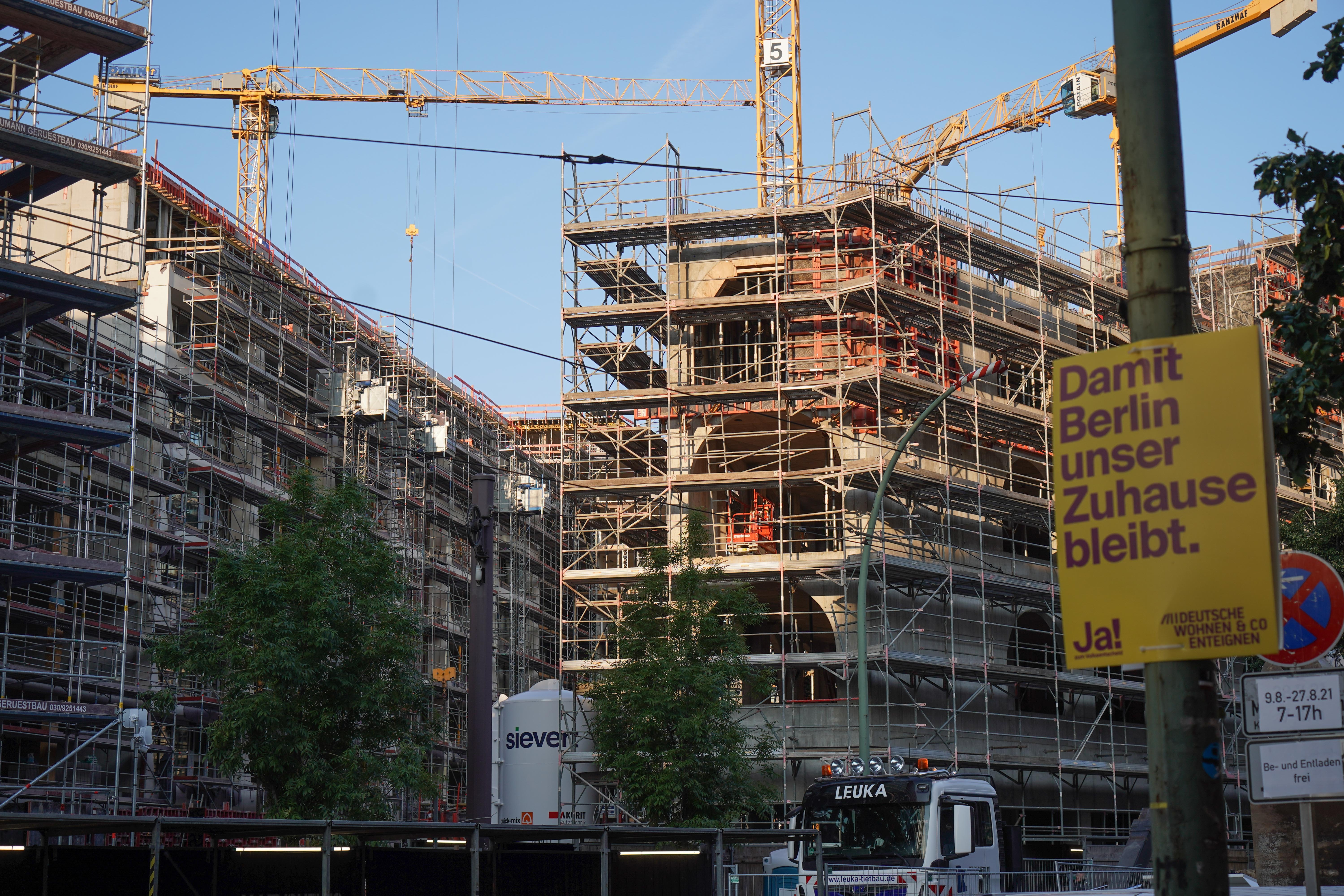 Ein Transparent der Bürgerinitiative «Deutsche Wohnen & Co. enteignen» hängt in der Nähe einer Baustelle, die sich auf dem Neubauprojekt "Am Tacheles" an der Oranienburger Straße befindet. 