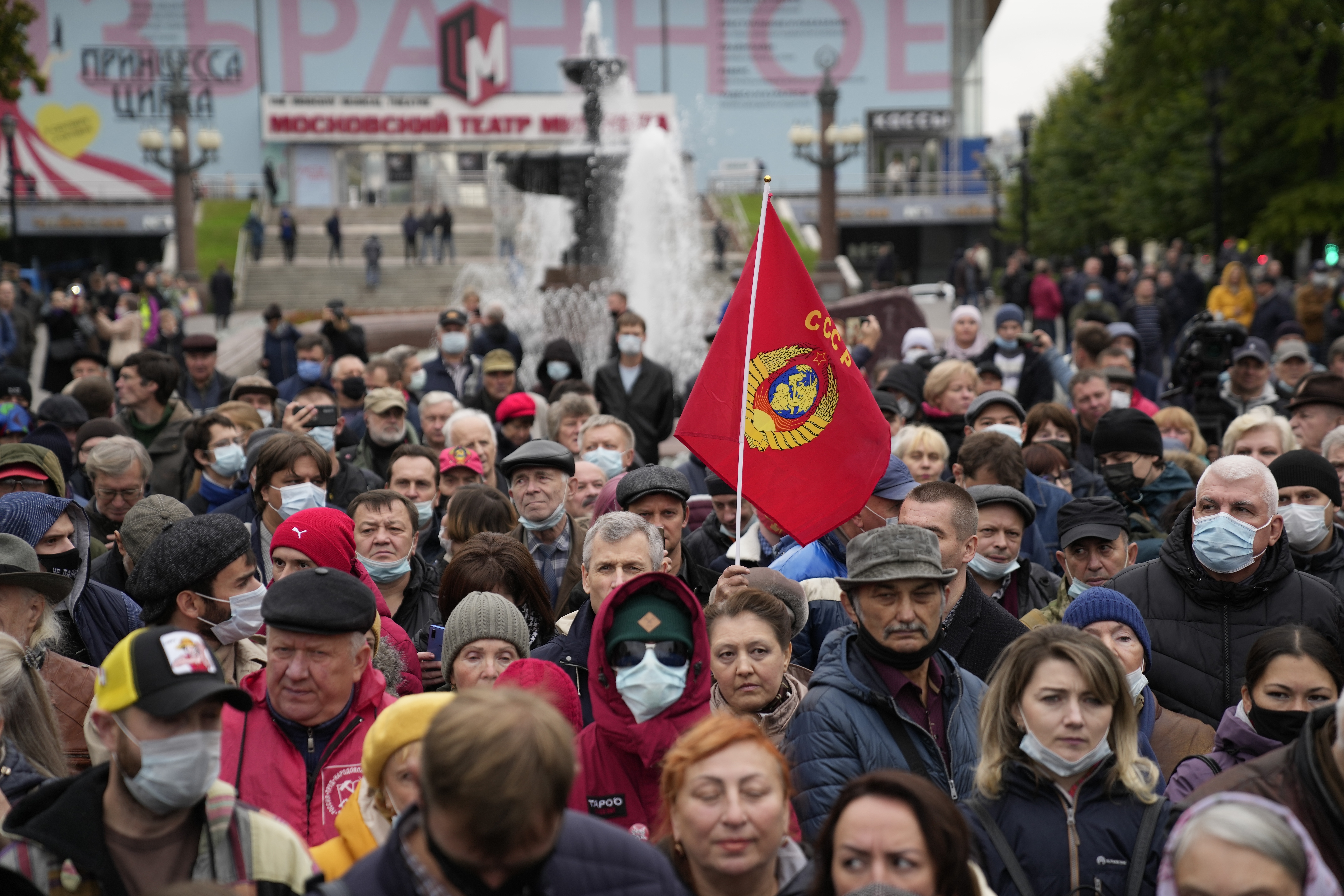 Demonstranten versammeln sich während eines Protestes gegen die Ergebnisse der Parlamentswahlen in Moskau, Russland, Samstag, 25. September 2021.