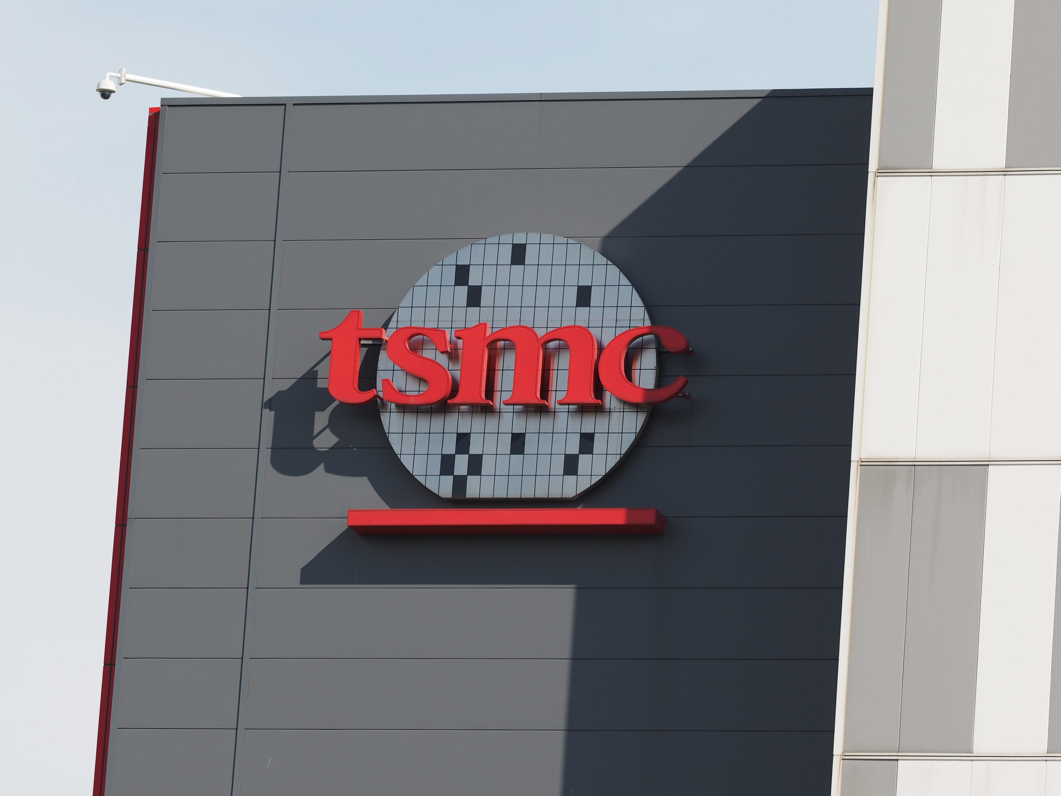 Das Logo von Taiwan Semiconductor Manufacturing Company, dem weltweit größten Auftragsfertiger von Chips, in Tainan, Südtaiwan.