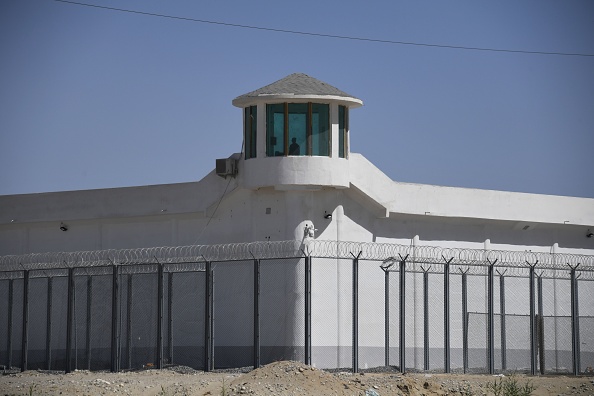 Ein Wachturm auf einer Hochsicherheitsanlage am Rande von Hotan in Chinas nordwestlicher Region Xinjiang.