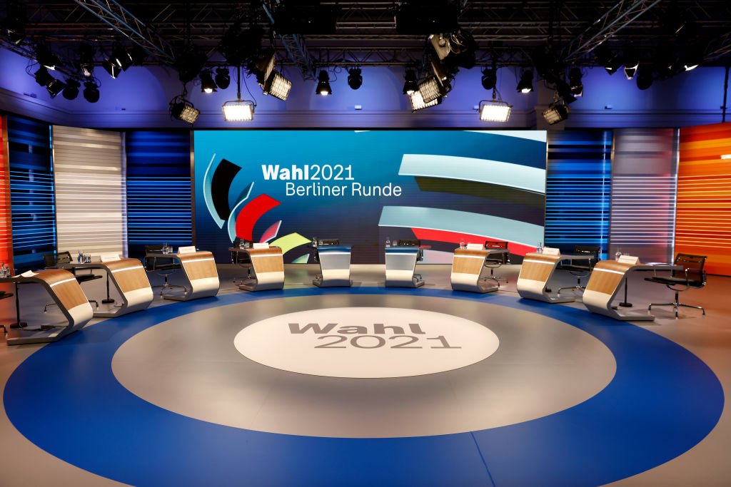 Spitzenkandidaten treffen sich nach den ersten Wahlergebnissen zu einer im Fernsehen übertragenen Diskussion.