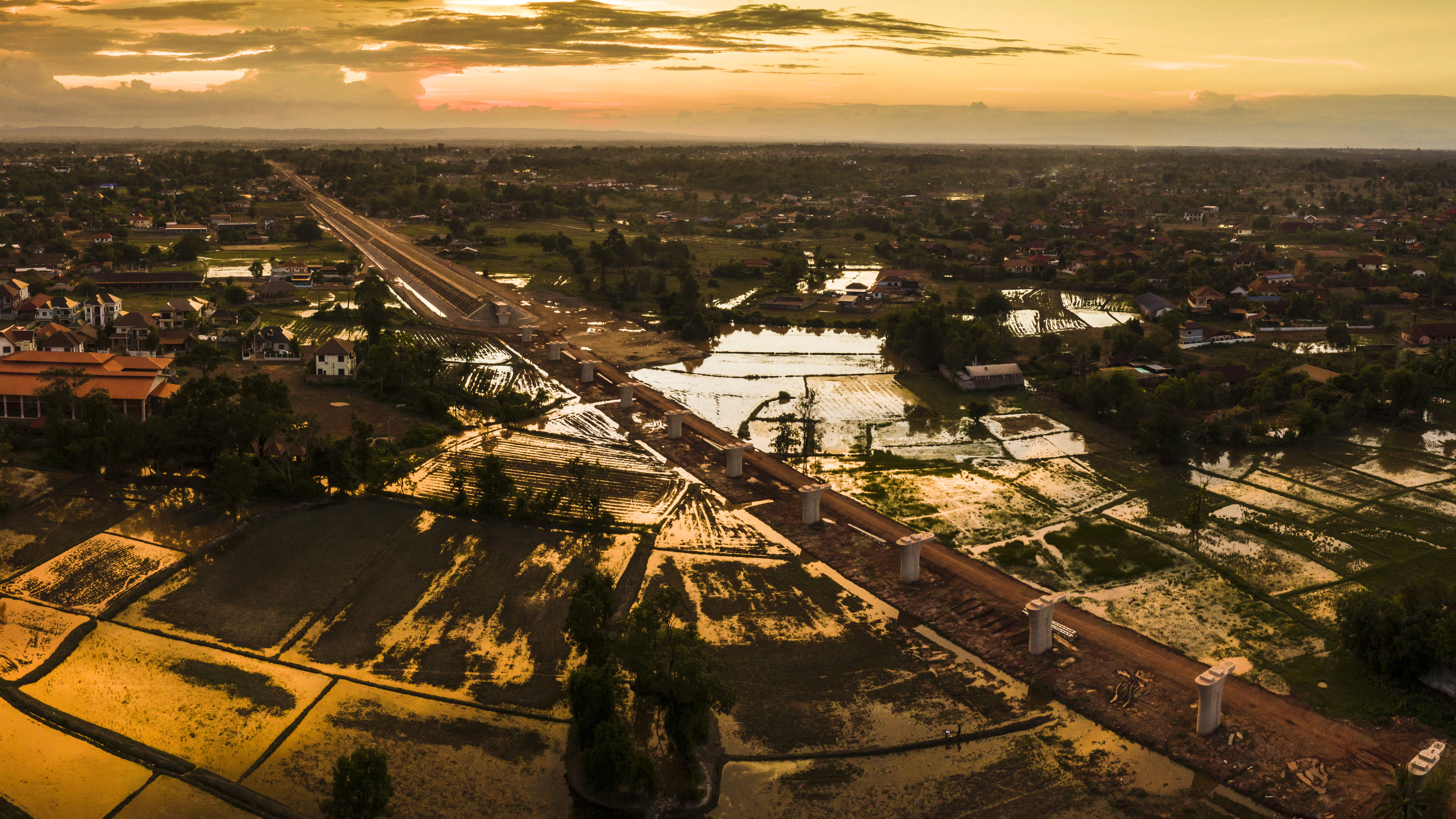 Luftaufnahme der China-Laos-Eisenbahn