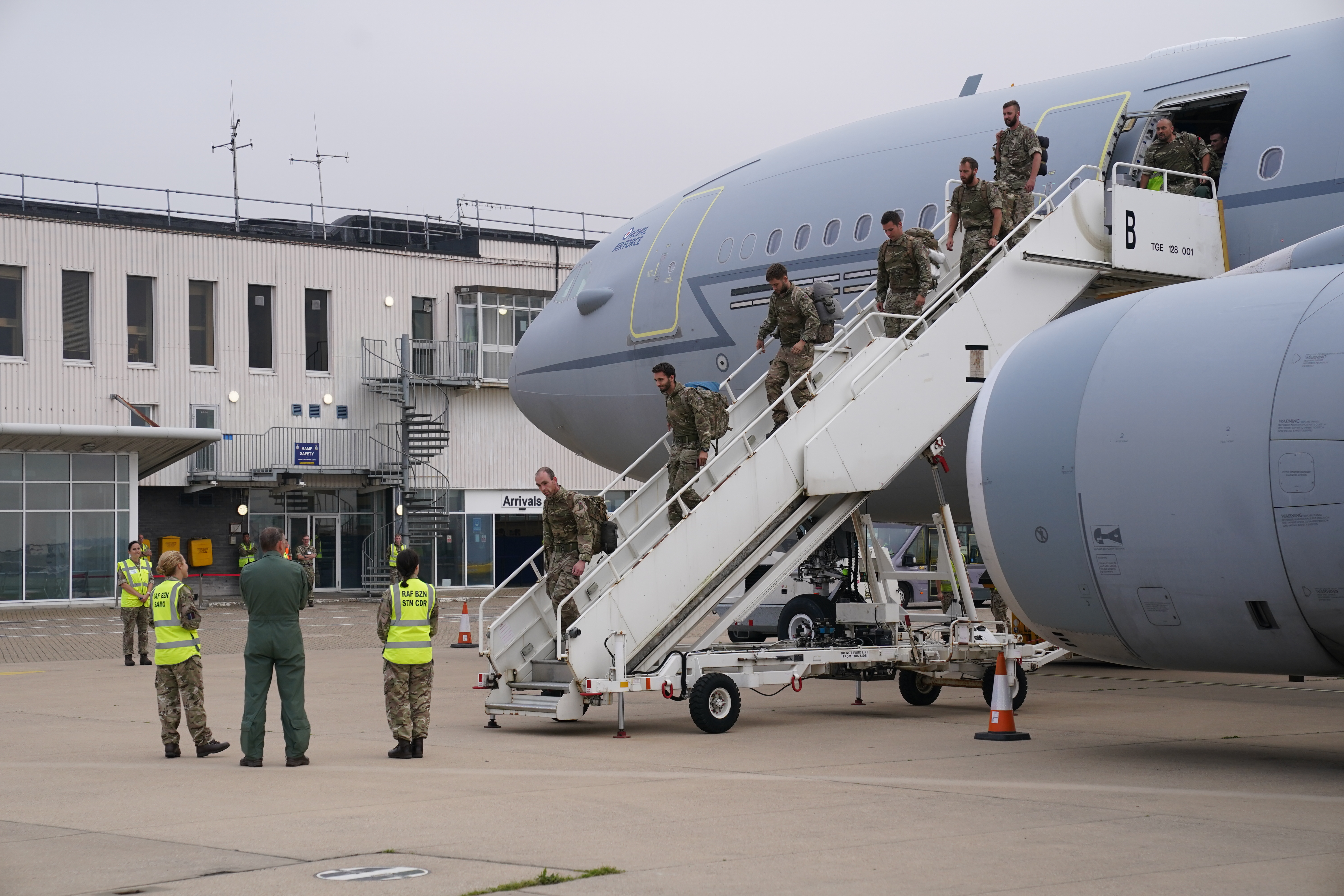 Wiederaufleben der Taliban in Afghanistan. Angehörige der 16 Air Assault Brigade der britischen Streitkräfte starten von RAF Brize Norton, Oxfordshire, zu einem Flug aus Afghanistan.
