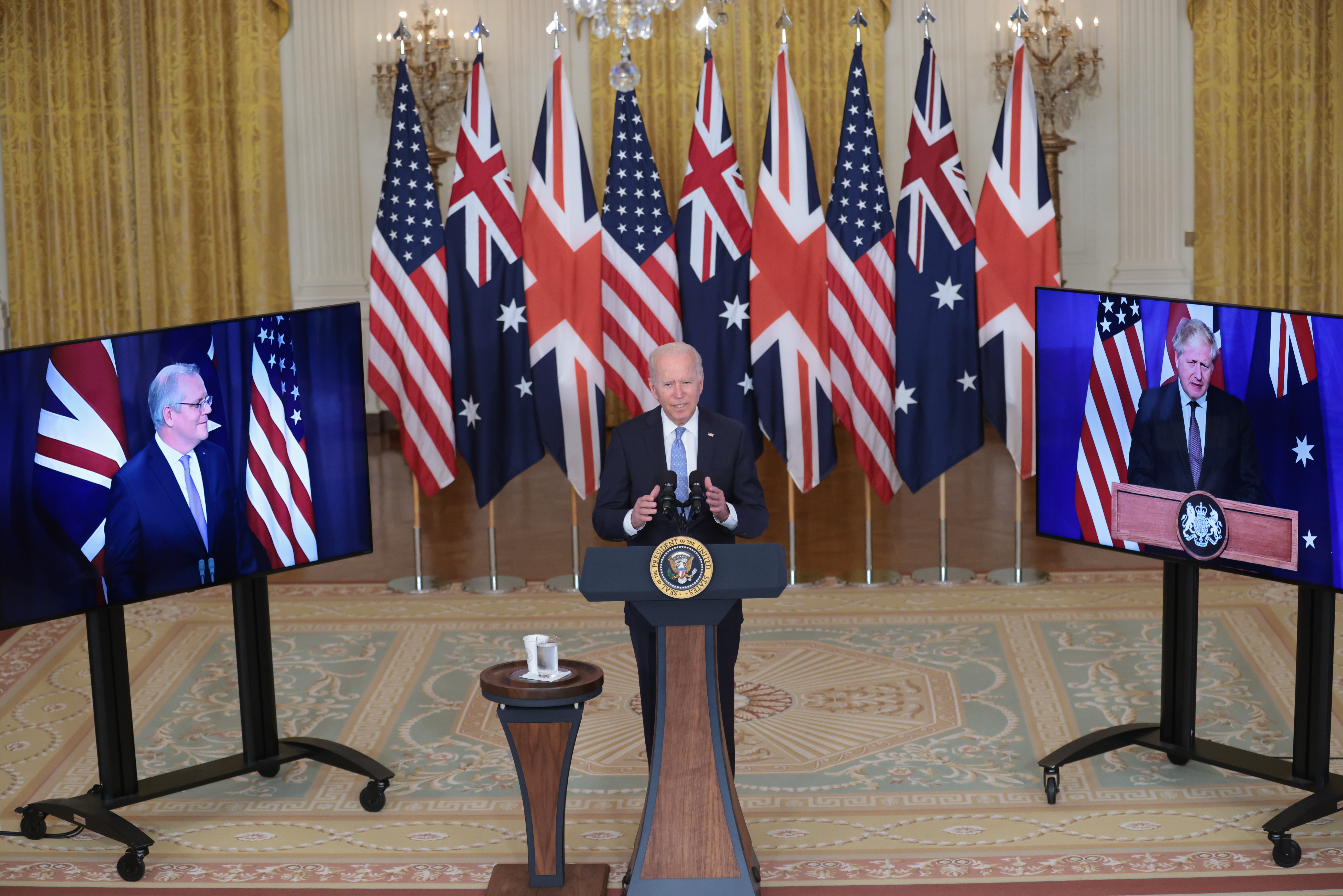 Präsident  Joe Biden, flankiert von Australiens Premierminister Scott Morrison, links, und Boris Johnson 