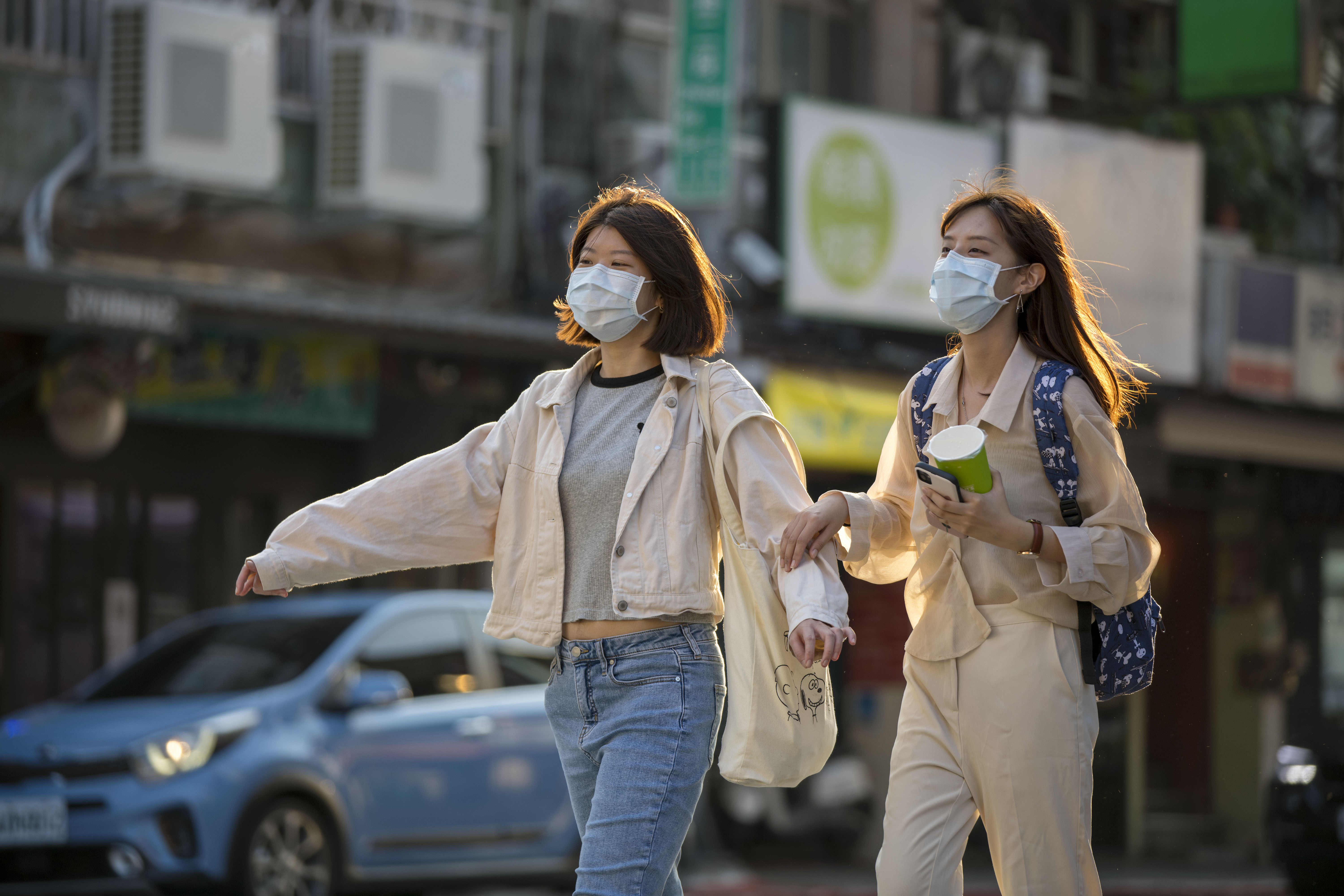 Taiwanerinnen mit Maske in Taipei