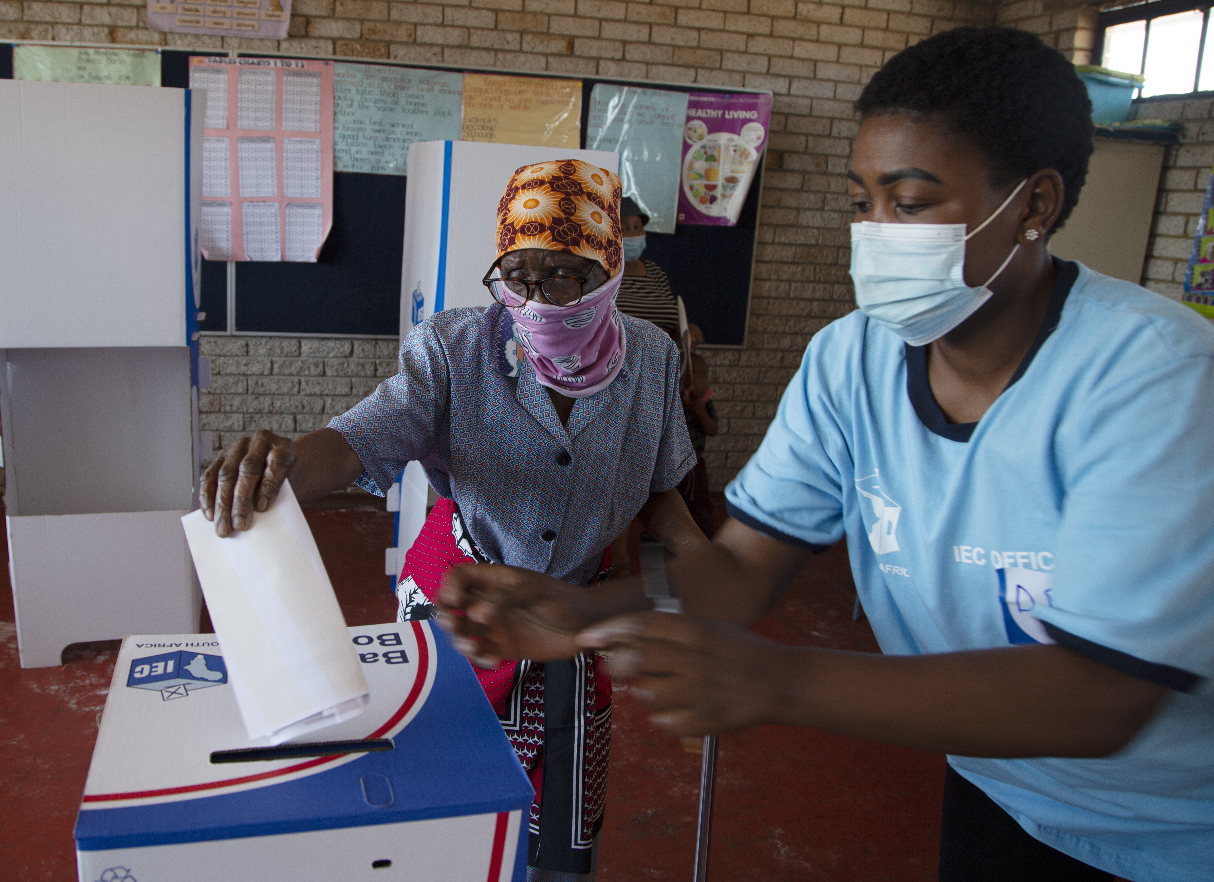 Eine Wählerin gibt ihre Stimme in Südafrika ab.
