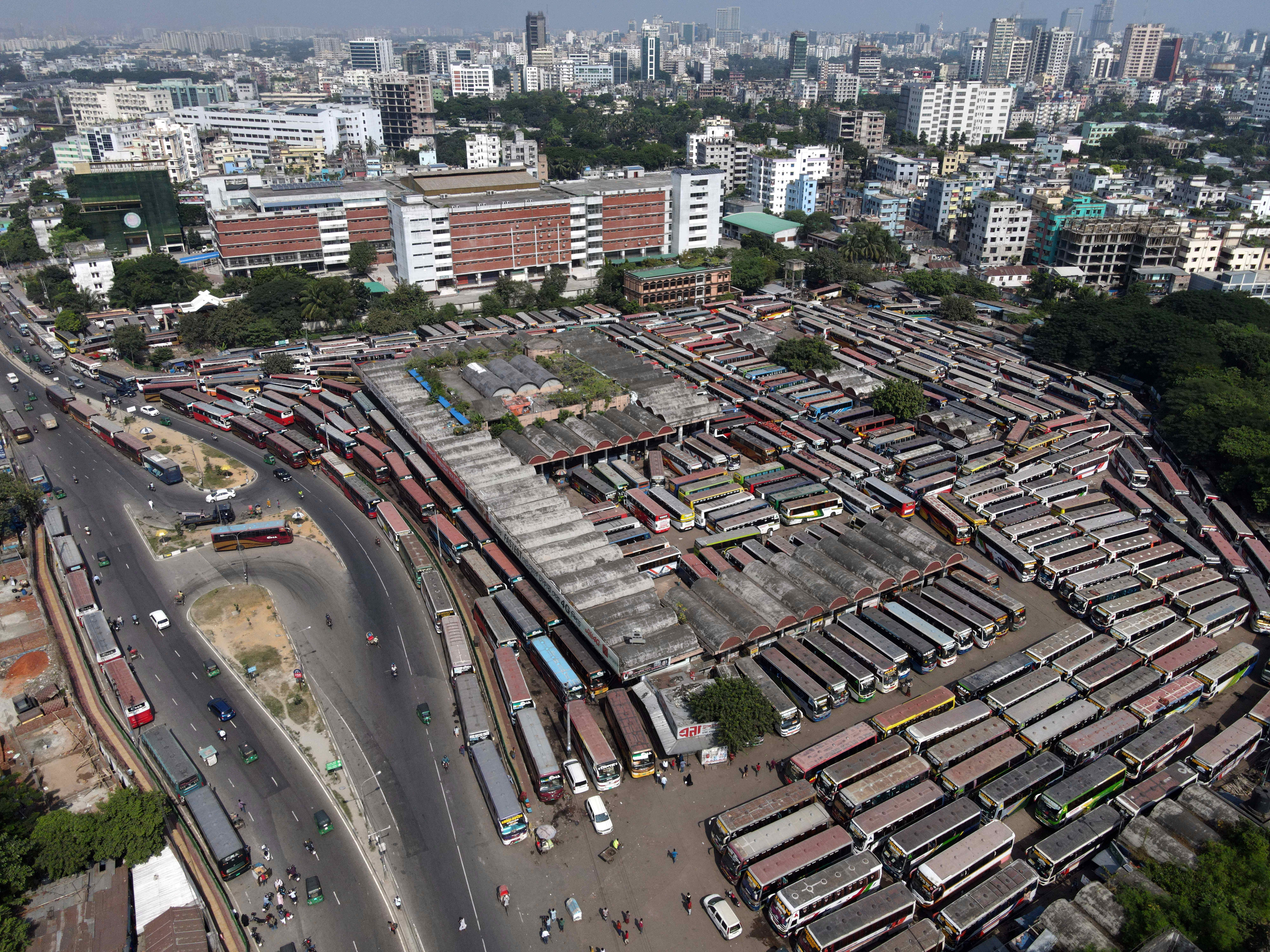 Dhaka, Bangladesch: Transportunternehmer streiken wegen der Erhöhung der Spritpreise. Auch Kollegen in Thailand und Indonesien organisierten Demonstrationen. 