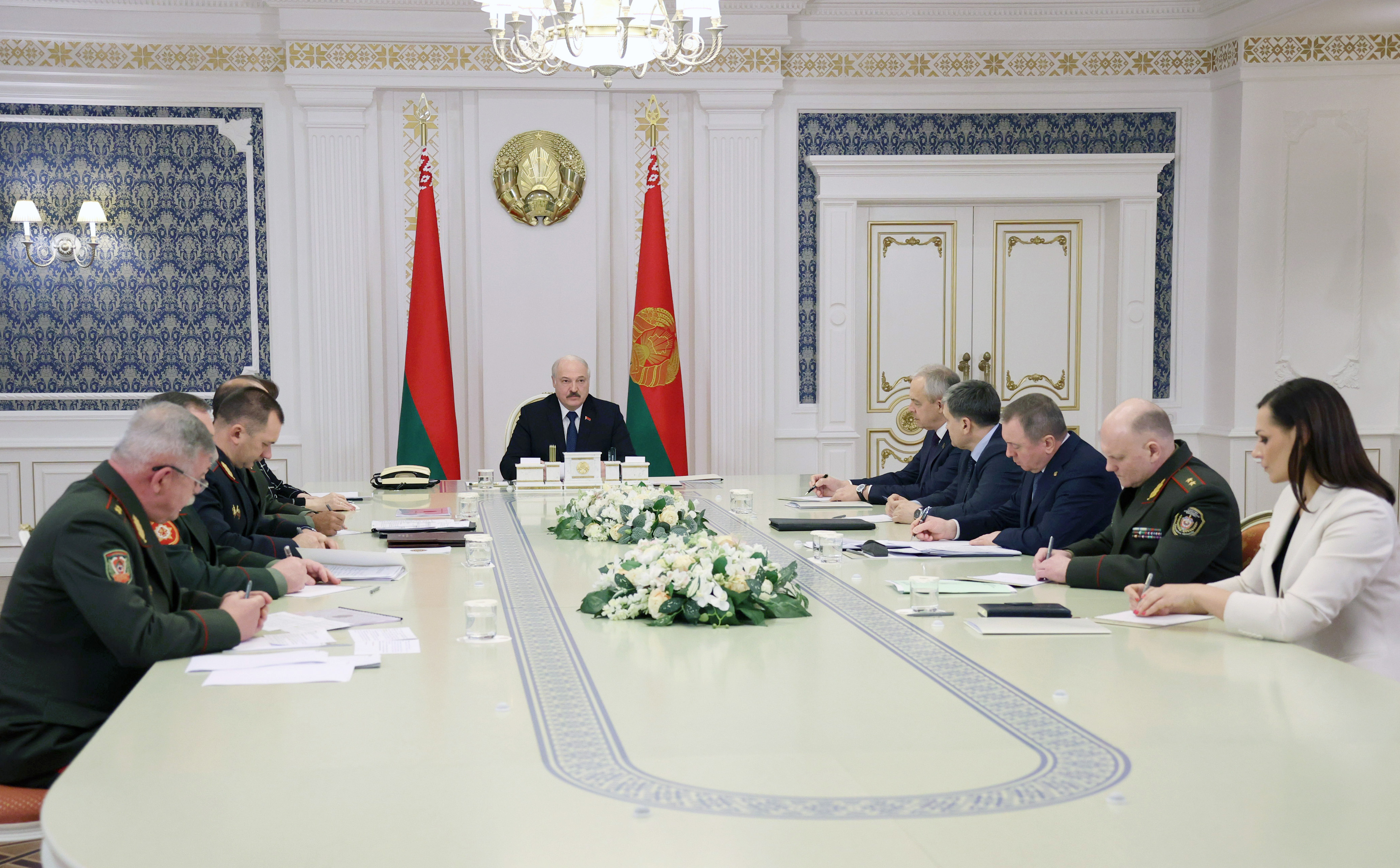 Der belarusische Präsident Alexander Lukaschenka (Mitte) hält eine Sitzung zur Lage an der beralrusisch-polnischen Grenze ab. 