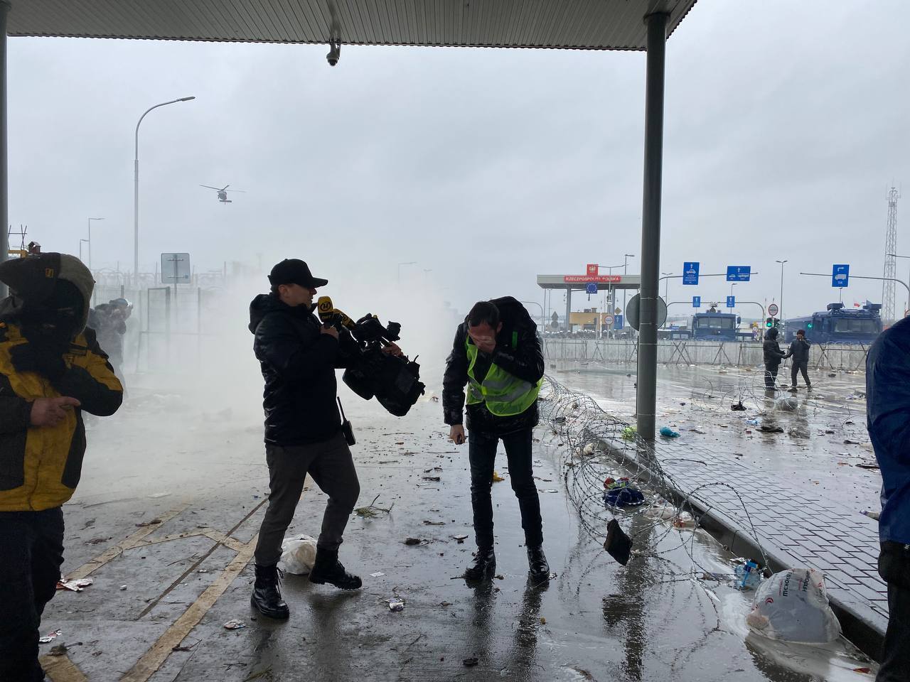 Die polnischen Streitkräfte setzen Wasserwerfer und Tränengas ein, um Migranten in der Pufferzone zwischen Belarus und der polnischen Grenze zu vertreiben. 