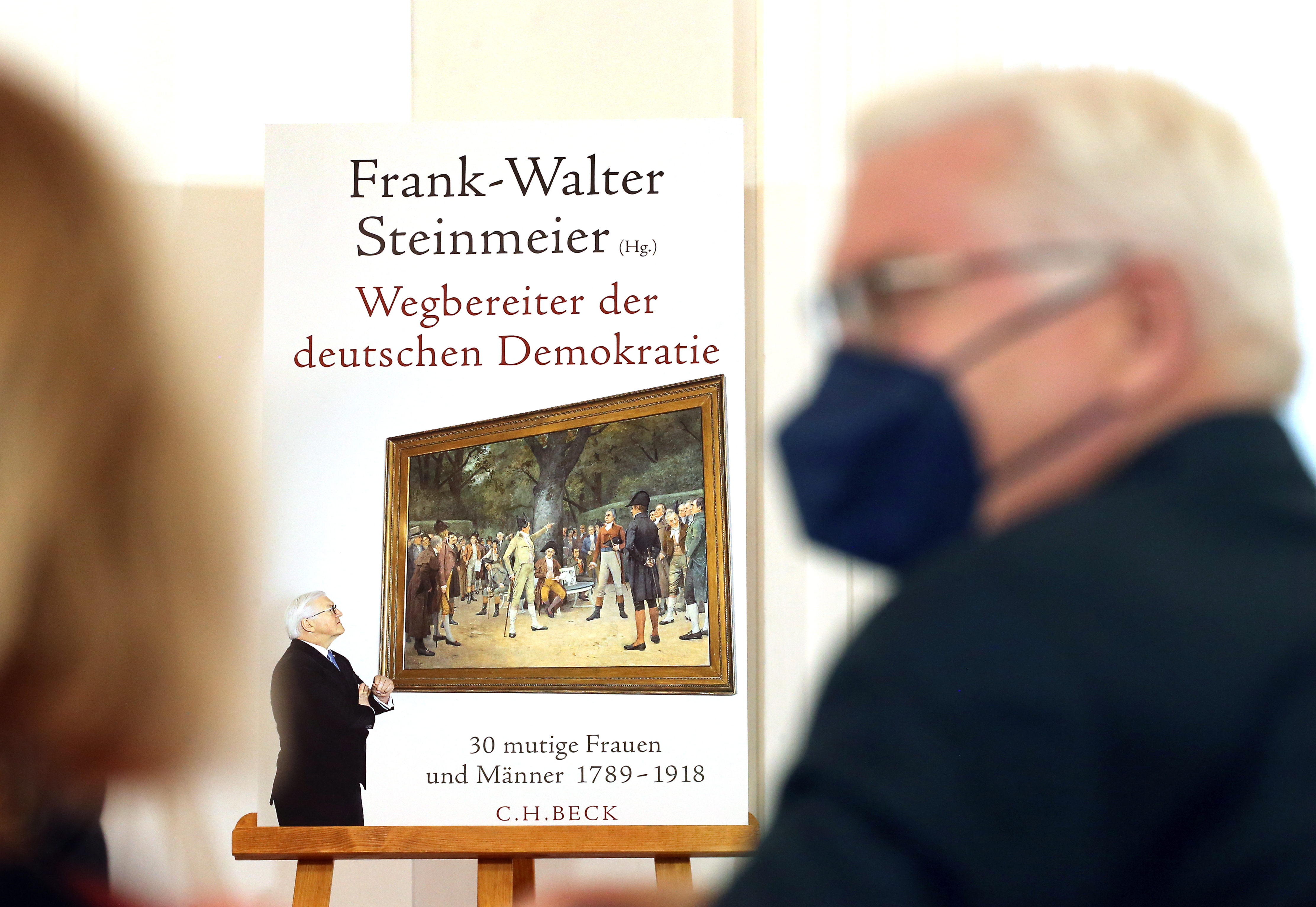 Bundespräsident Frank-Walter Steinmeier präsentiert im Schloss Bellevue das Buch «Wegbereiter der deutschen Demokratie - 30 mutige Frauen und Männer 1789-1918».