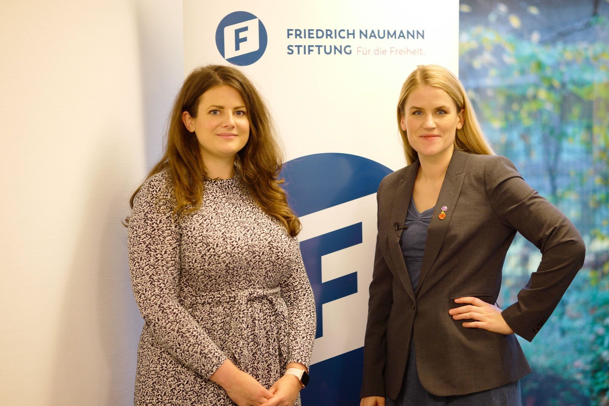 FNF Digital Expertin Ann Cathrin Riedel mit Facebook Whistelblowerin Frances Haugen