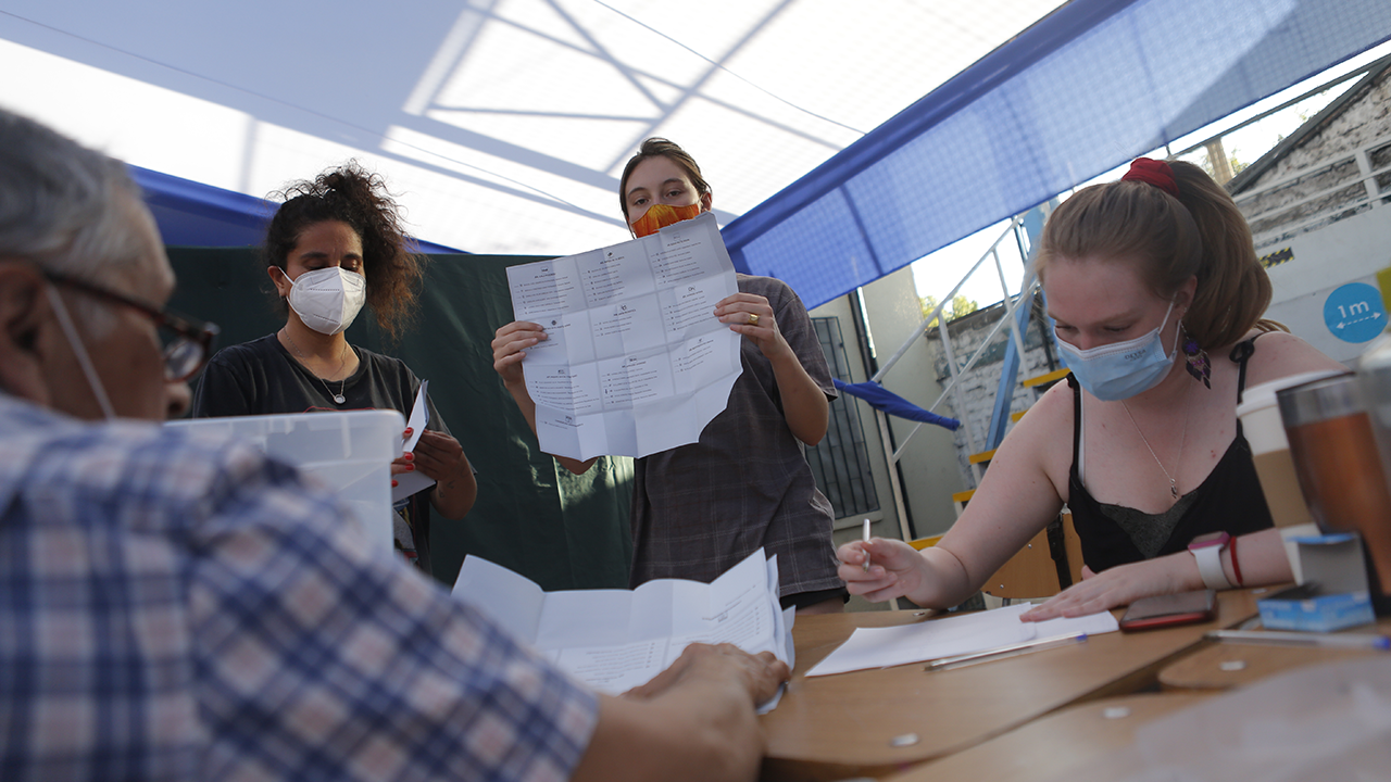 Eine Frau zählt die Stimmen der chilenischen Parlamentswahlen 2021 in einem Wahllokal in Providencia, Santiago, Chile am 21. November 2021.