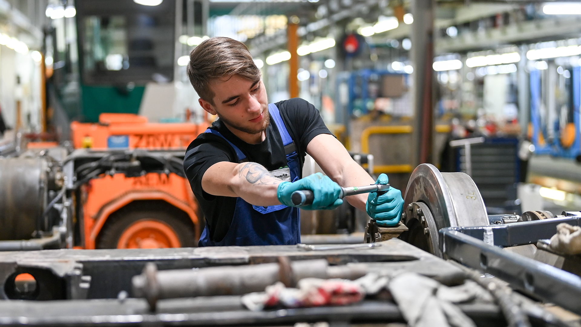 In der Werkstatt der ViP Verkehrsbetrieb Potsdam GmbH arbeitet der Auszubildende Tom Zobel im 2. Lehrjahr im Rahmen seiner Ausbildung am Fahrwerk einer Straßenbahn.