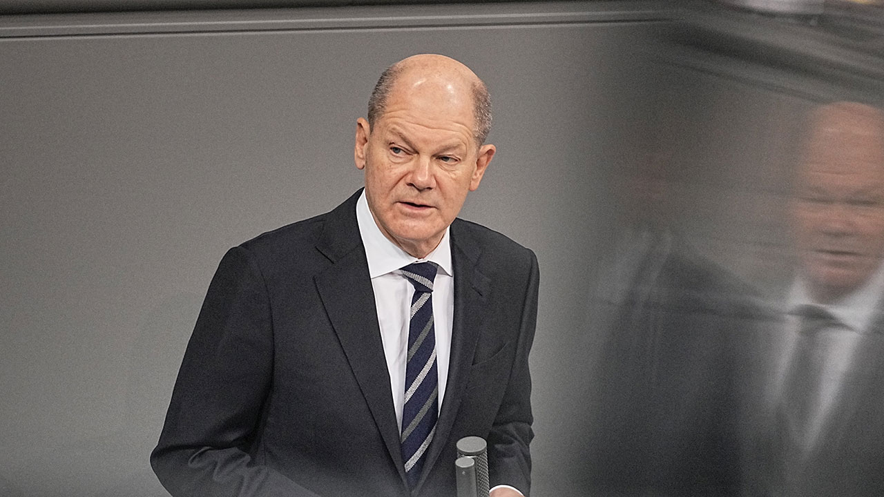 Bundeskanzler Olaf Scholz (SPD) gibt im Bundestag seine erste Regierungserklärung ab.