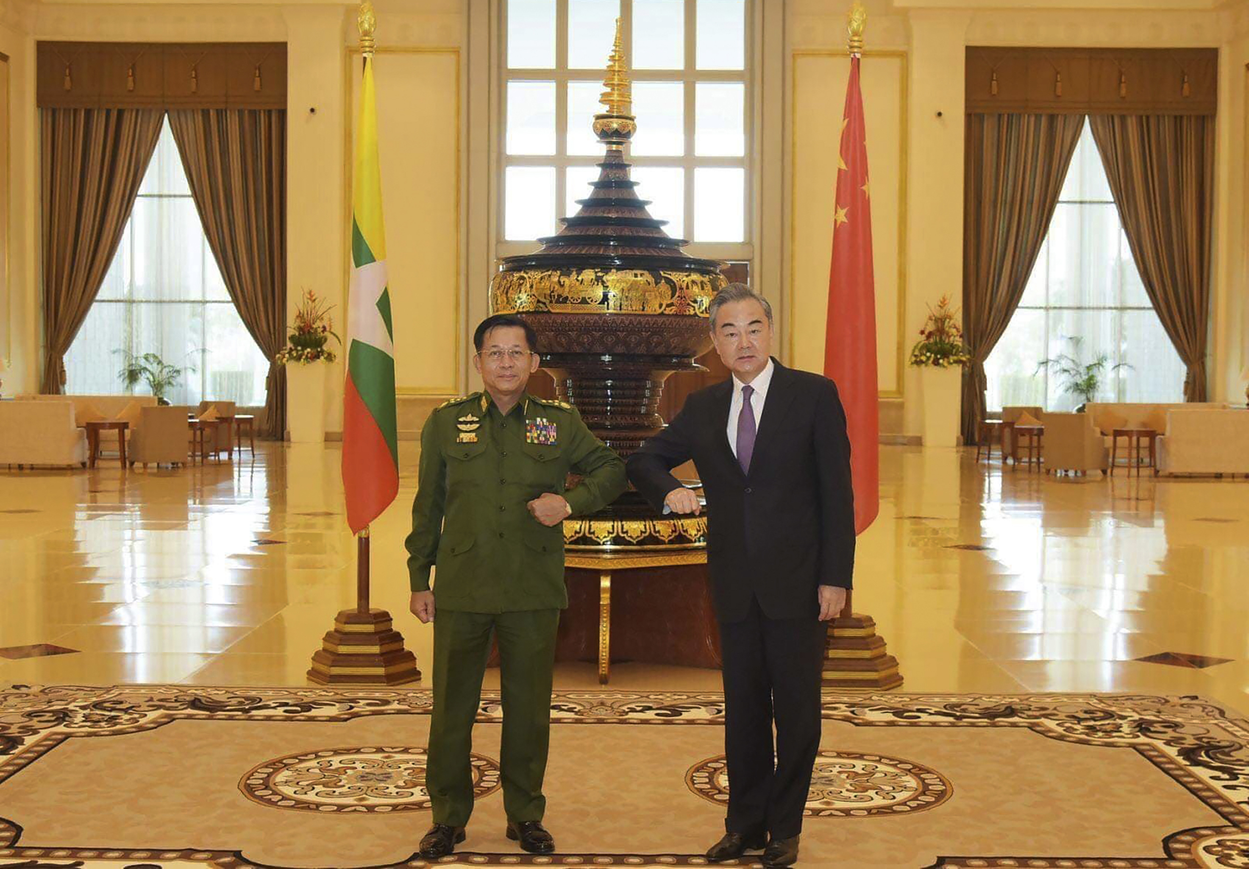 Militärmachthaber Min Aung Hlaing, links, mit dem chinesischen Außenminister Wang Yi im Januar 2021 in Naypyitaw, Myanmar