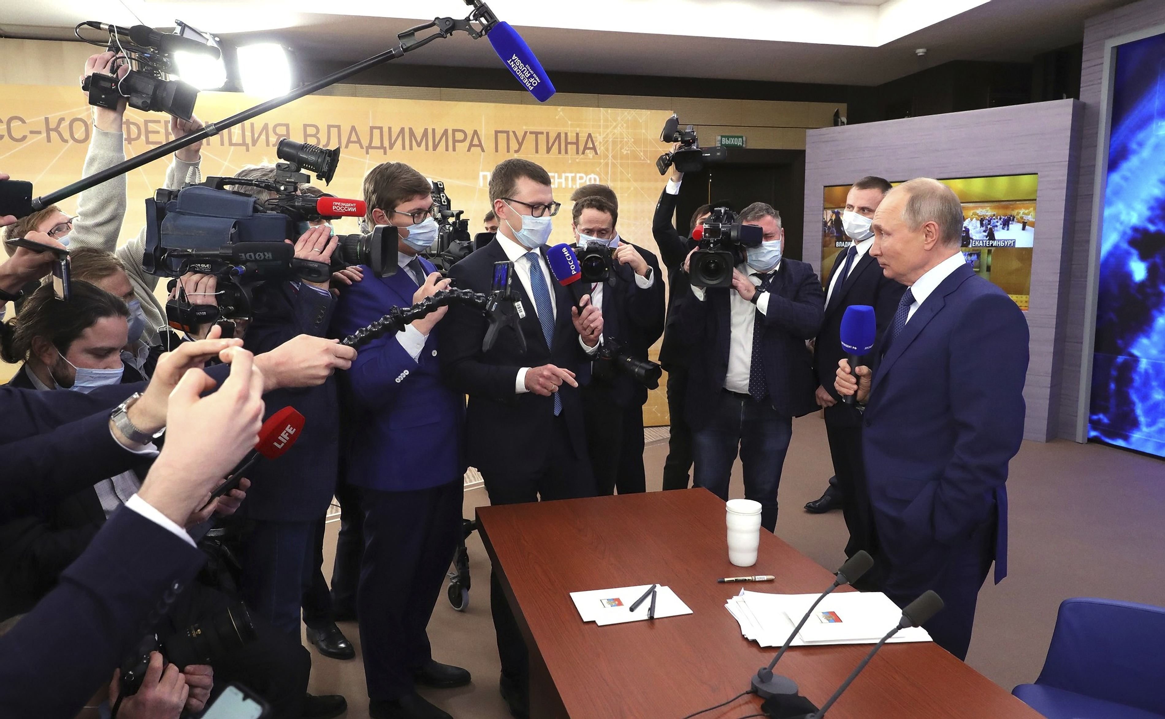 Russia: Reporters gather around Russian President Vladimir Putin