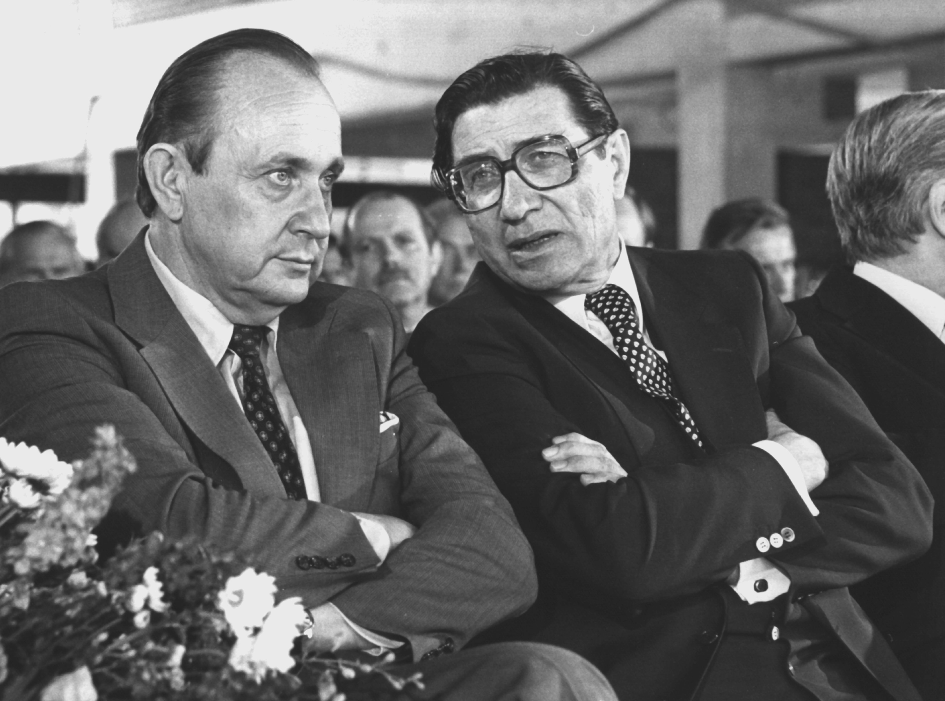 Vizekanzler Hans-Dietrich Genscher (l, FDP) und Werner Maihofer (r, FDP)