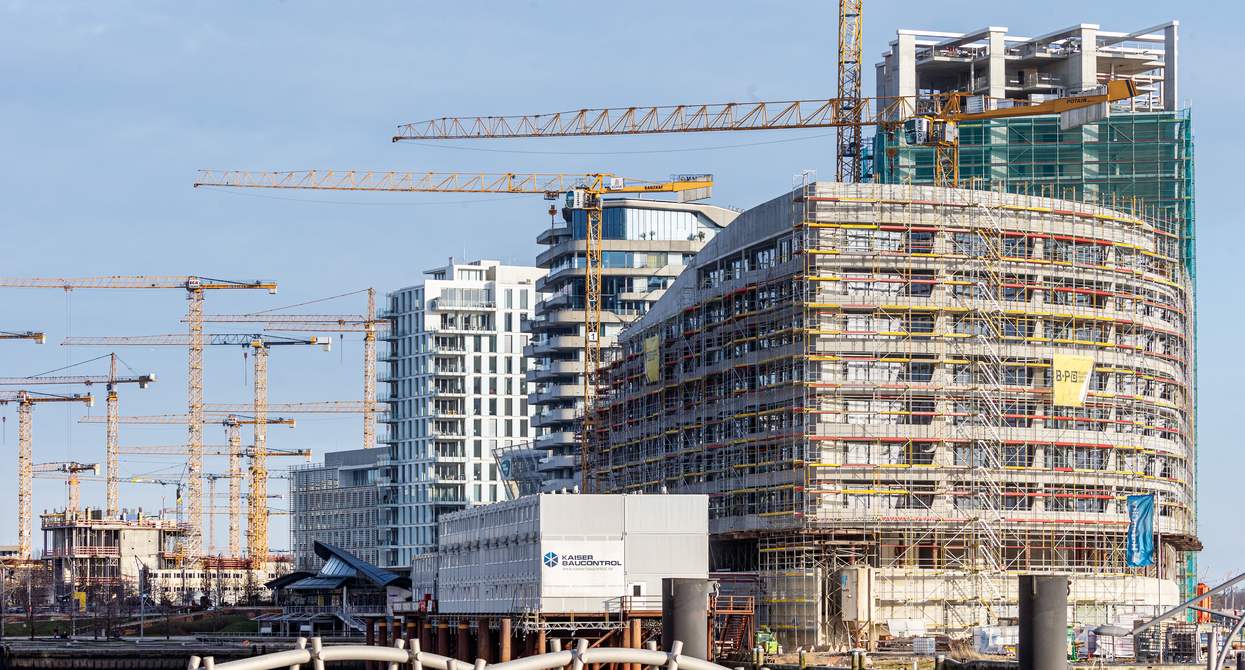 Blick auf eine neu gebaute Wohnanlage