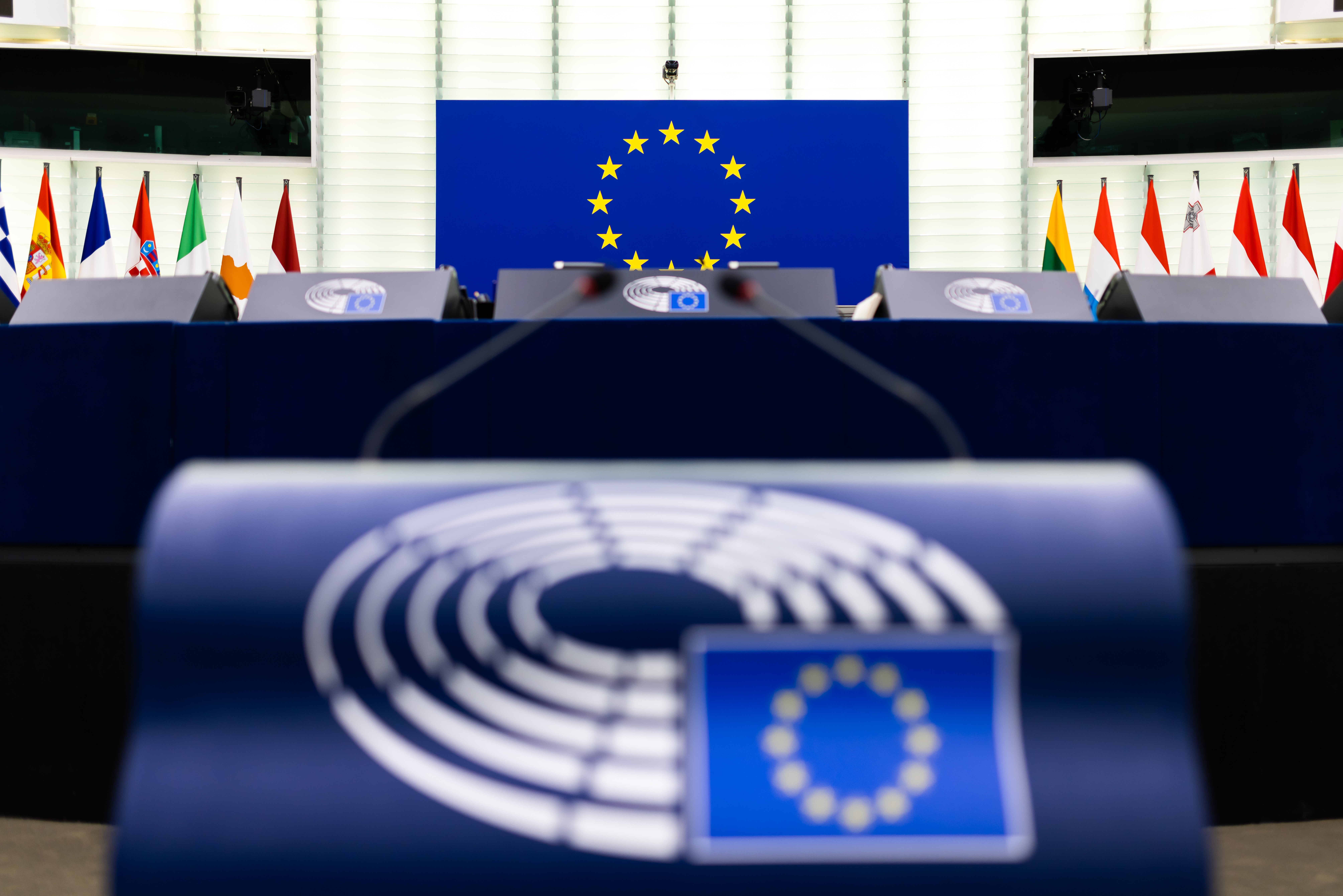 Die Flagge der Europäische Union ist im Vorfeld einer Plenarsitzung hinter einem Rednerpult zu sehen