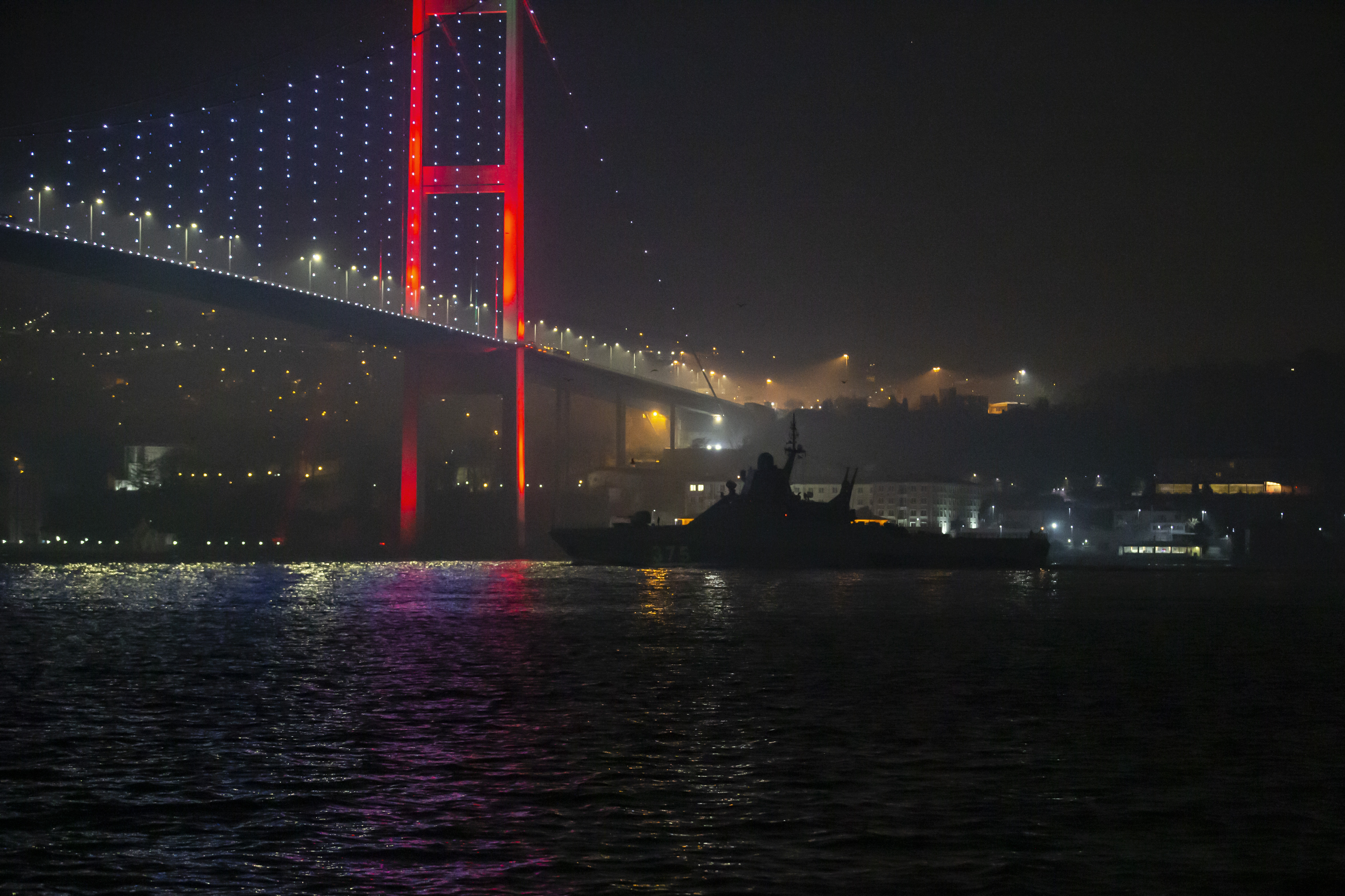  Das Patrouillenschiff Dmitri Rogatschew der russischen Marine passiert den Bosporus in Istanbul, Türkei, am 16. Februar 2022. 