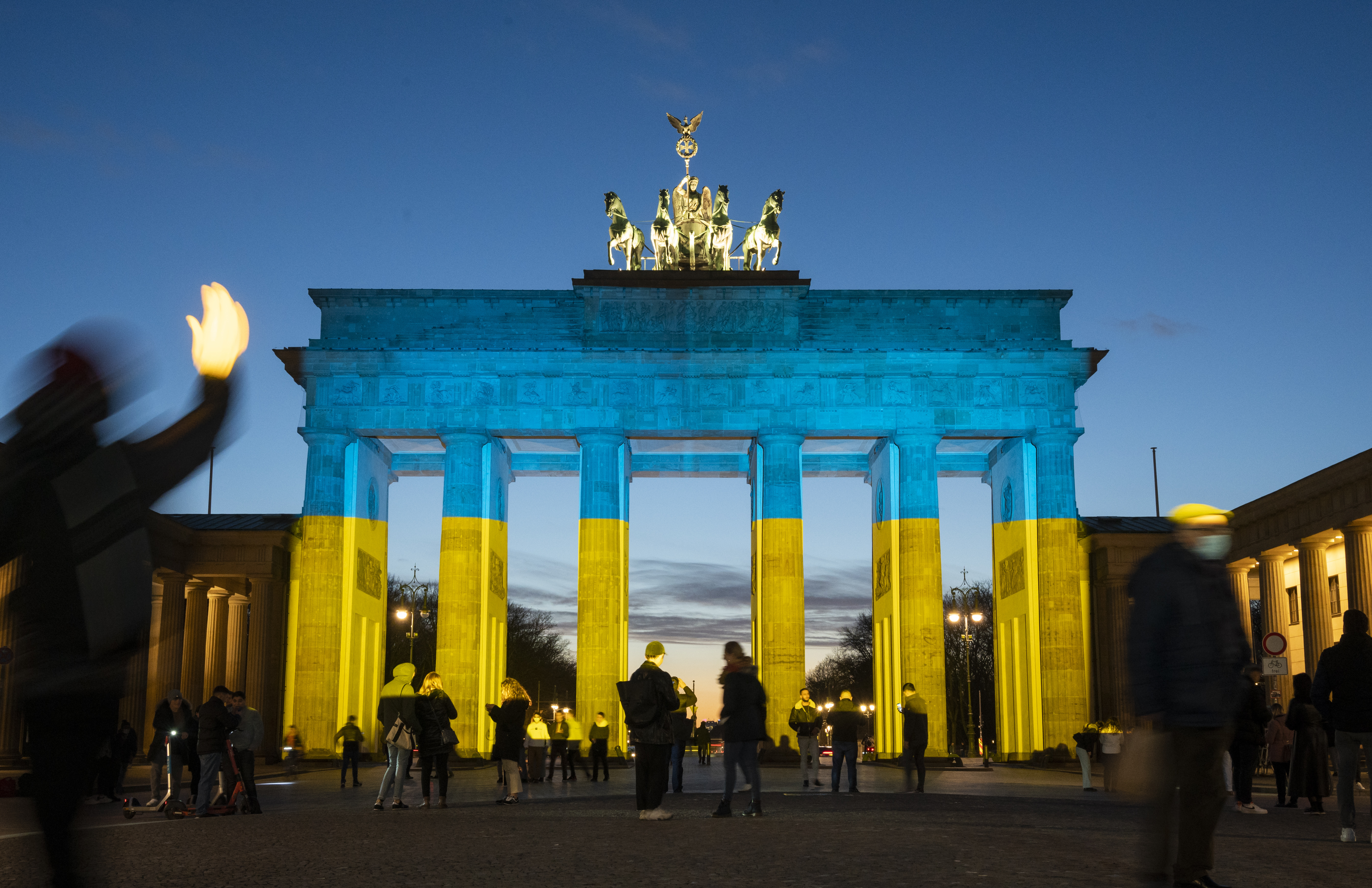 Das Brandenburger Tor wird in den Farben der Ukrainischen Flagge angestrahlt.