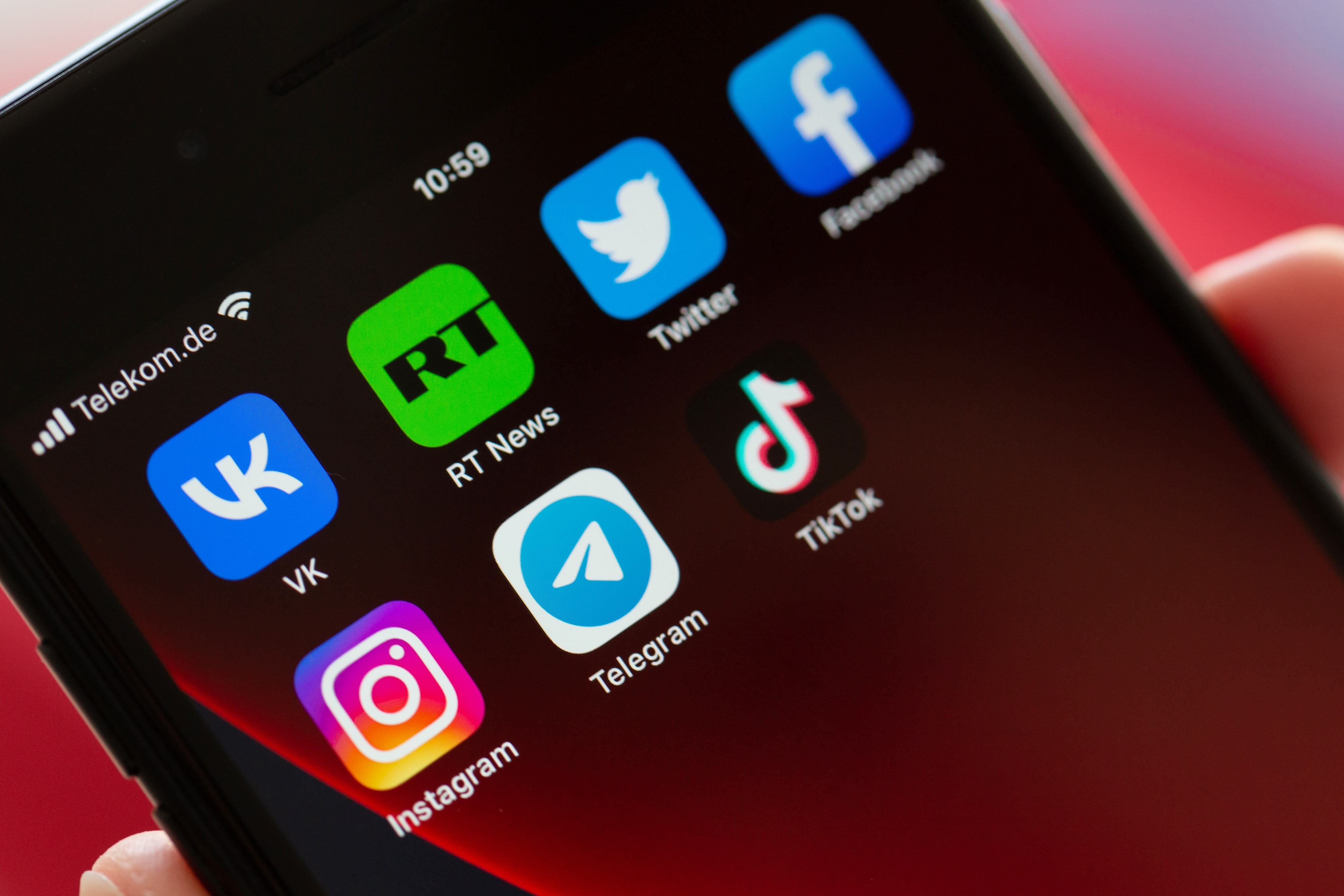 Auf dem Bildschirm eines Smartphones sind die Logos der Apps VKontakte (oben l-r), Twitter, RT News, Facebook, Instagram (unten l-r), Telegram und TikTok zu sehen.