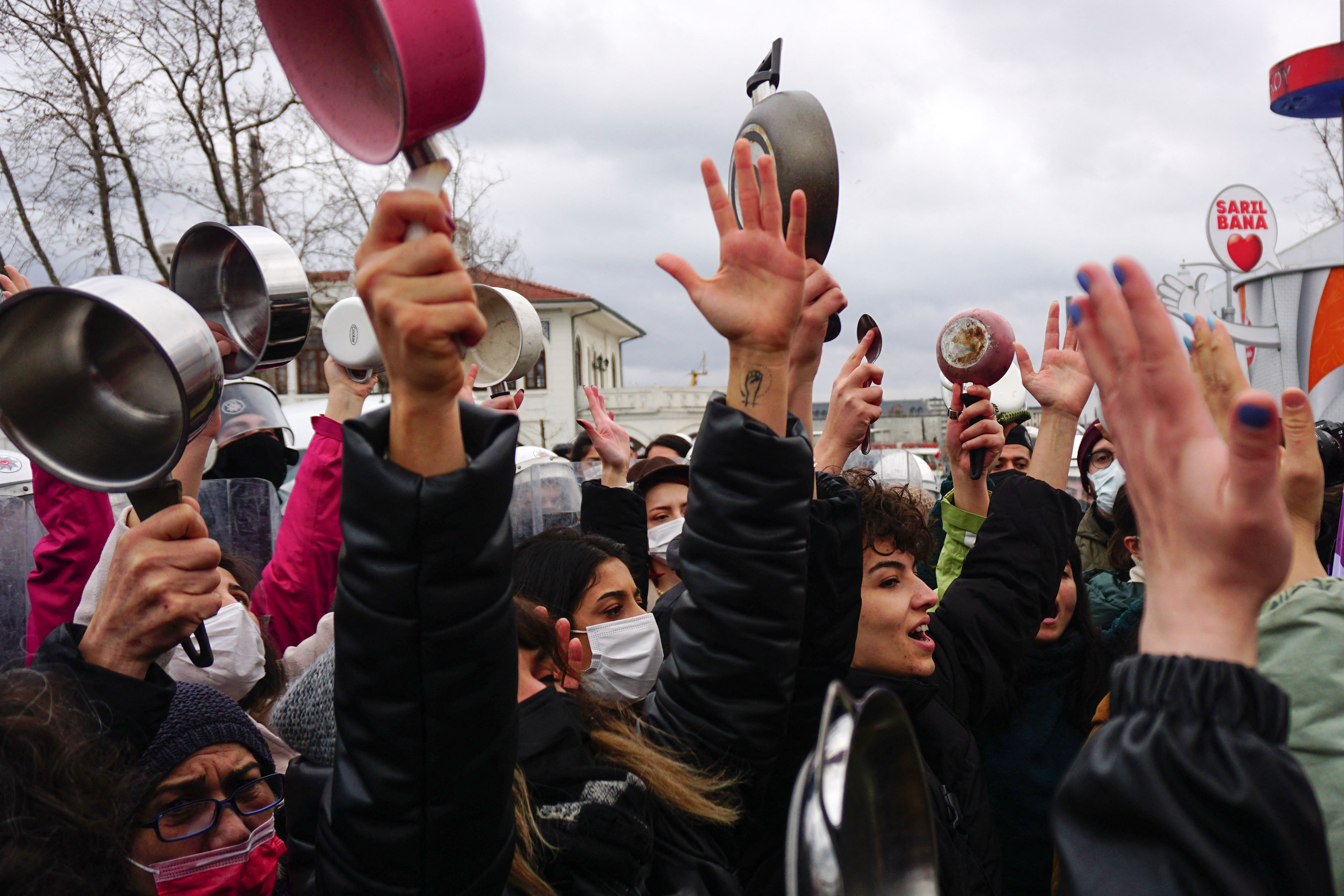 In Istanbul protestierten Menschen gegen teurere Strompreise in der Türkei. 