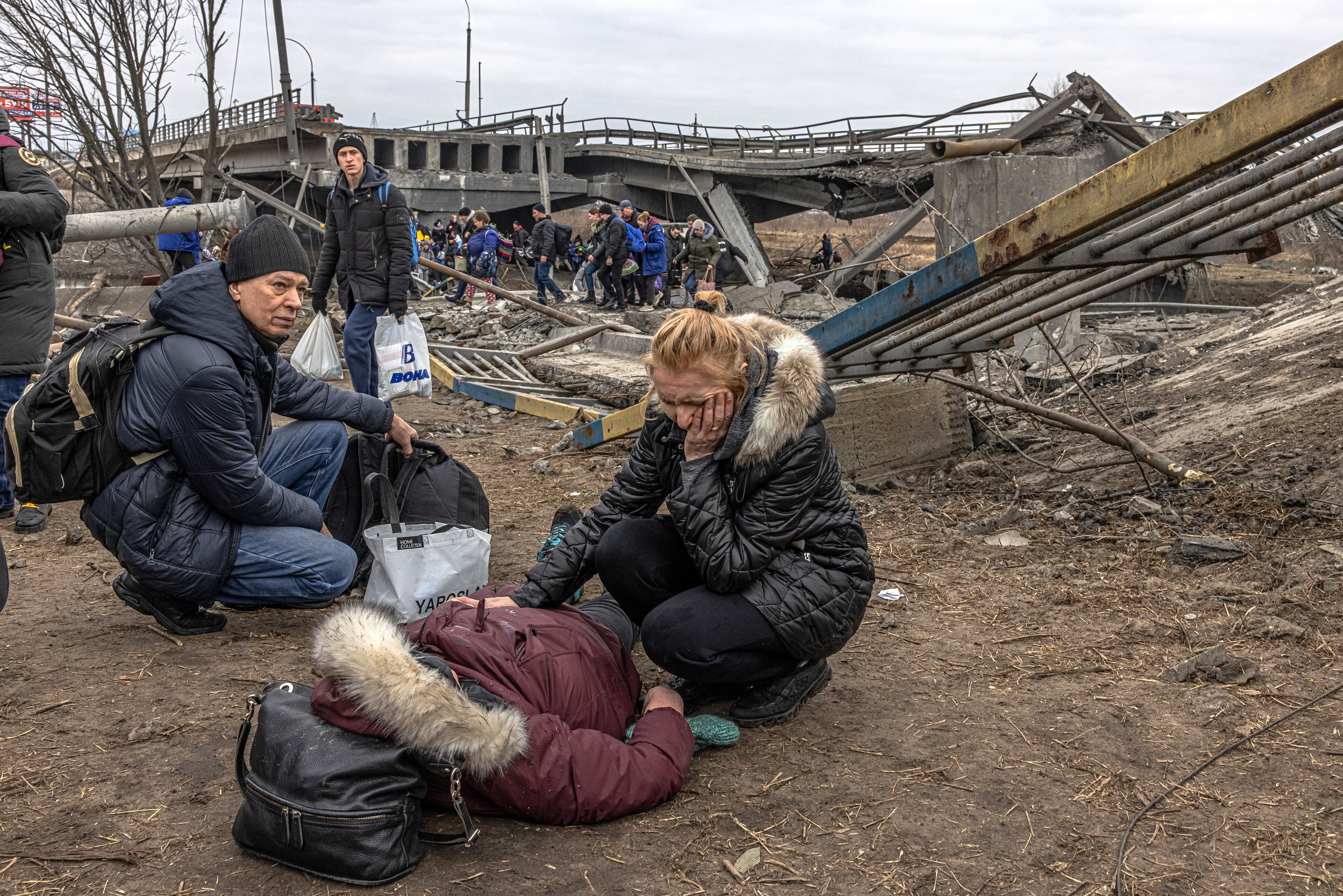 Eine Frau flüchtet mit ihrem Kind aus Kiew am 7. März 2022