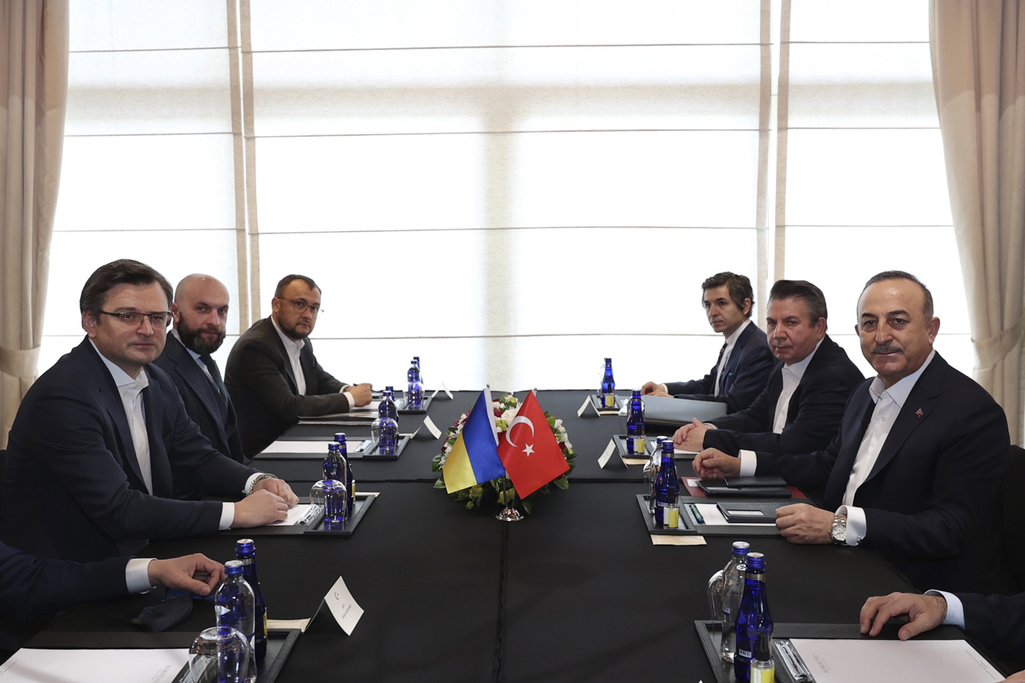 Dder ukrainische Außenminister Dmytro Kuleba und sein türkischer Amtskollegen Mevlut Cavusoglu  vor dem Dreiertreffen mit dem russischen Außenminister Sergej Lawrow in Antalya.