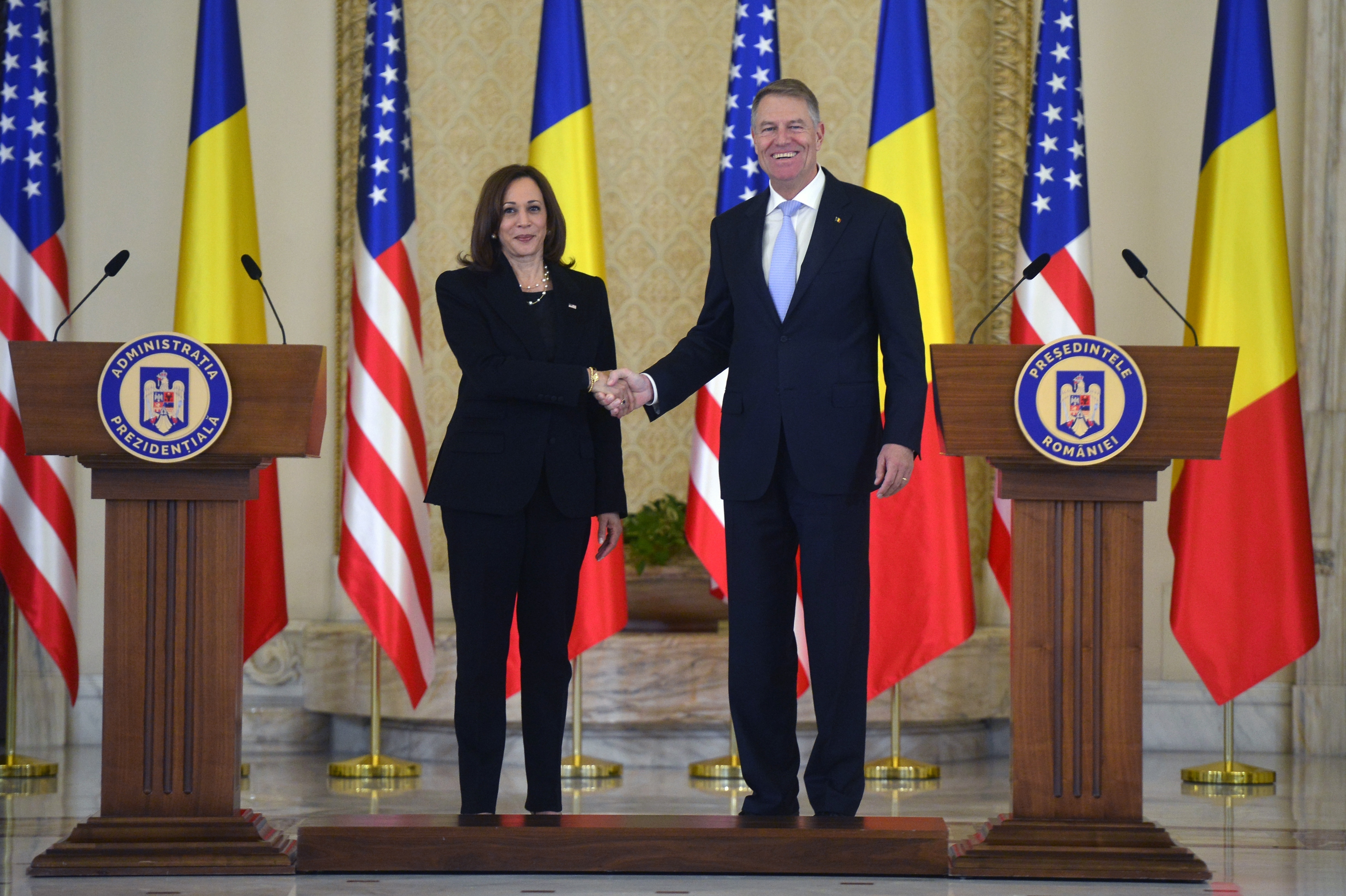 US-Vizepräsidentin Kamala Harris und der rumänischen Präsidenten Klaus Iohannisin Bukarest, Rumänien