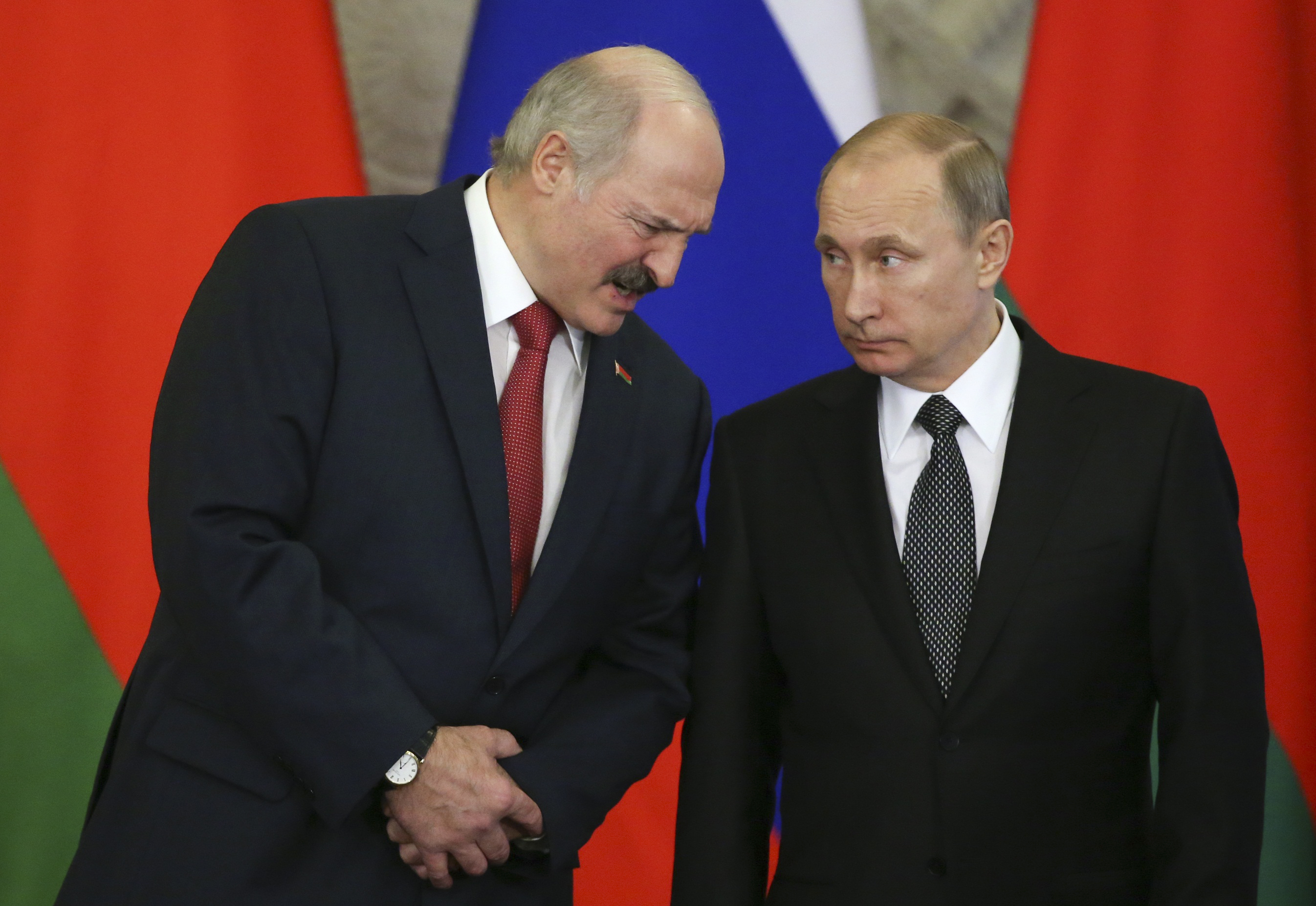 Der russische Präsident Wladimir Putin hört dem belarussischen Präsidenten Alexander Lukaschenko zu