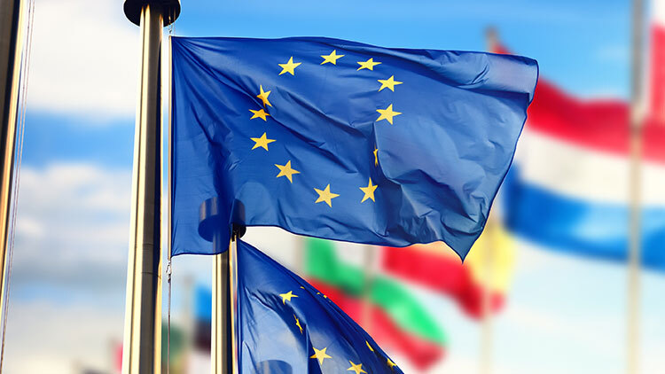 Europa-Flagge vor dem EU-Parlament