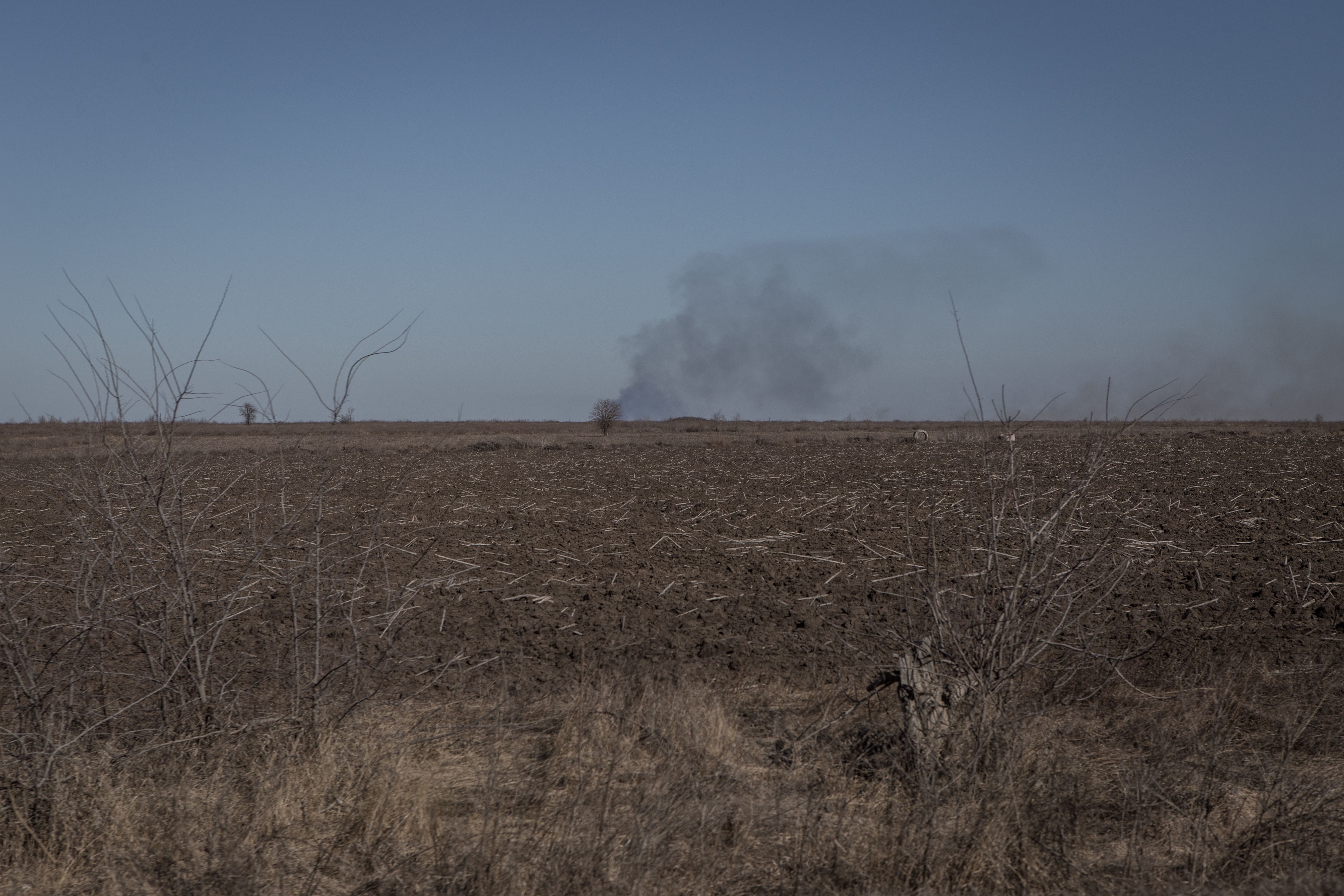 Am 22. März steigt außerhalb der Stadt Saporischschja in der Ukraine auf einem Feld Rauch auf