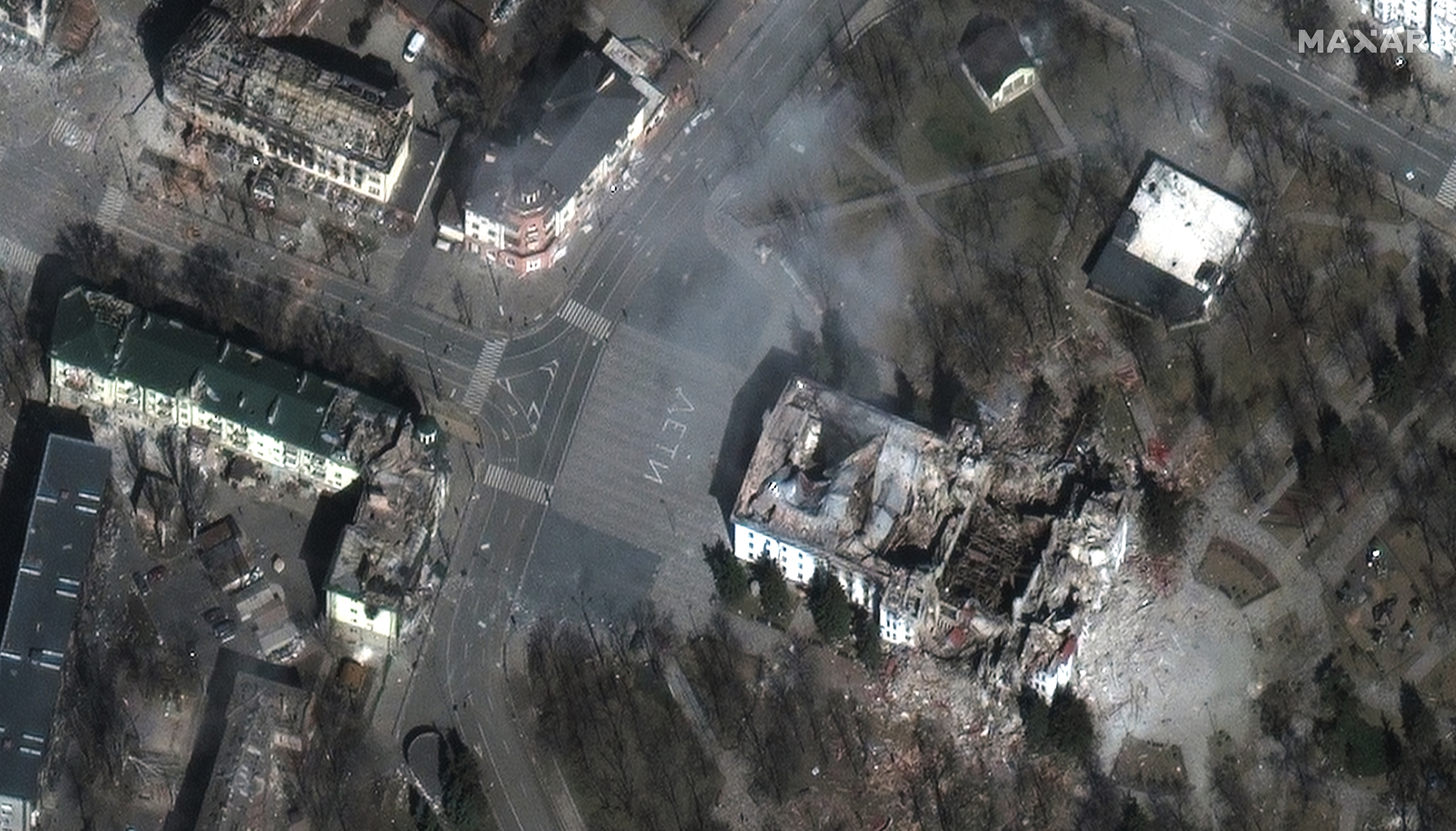 Dieses von Maxar Technologies zur Verfügung gestellte Satellitenbild zeigt Schäden an einem Theater in Mariupol (Mitte rechts) und an nahe gelegenen Gebäuden in Mariupol, Ukraine