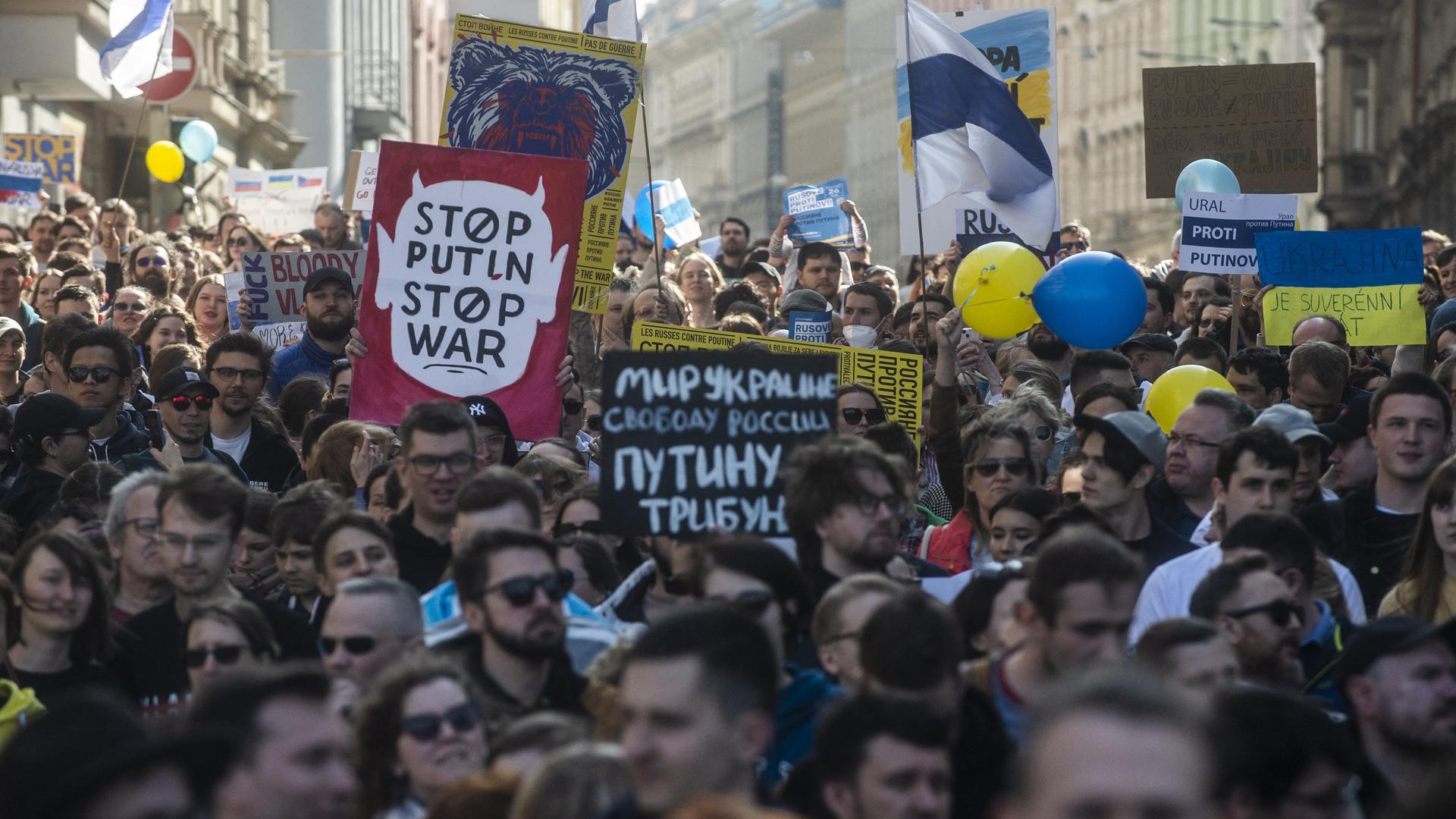 In Prag demonstrieren Russen gegen den Krieg