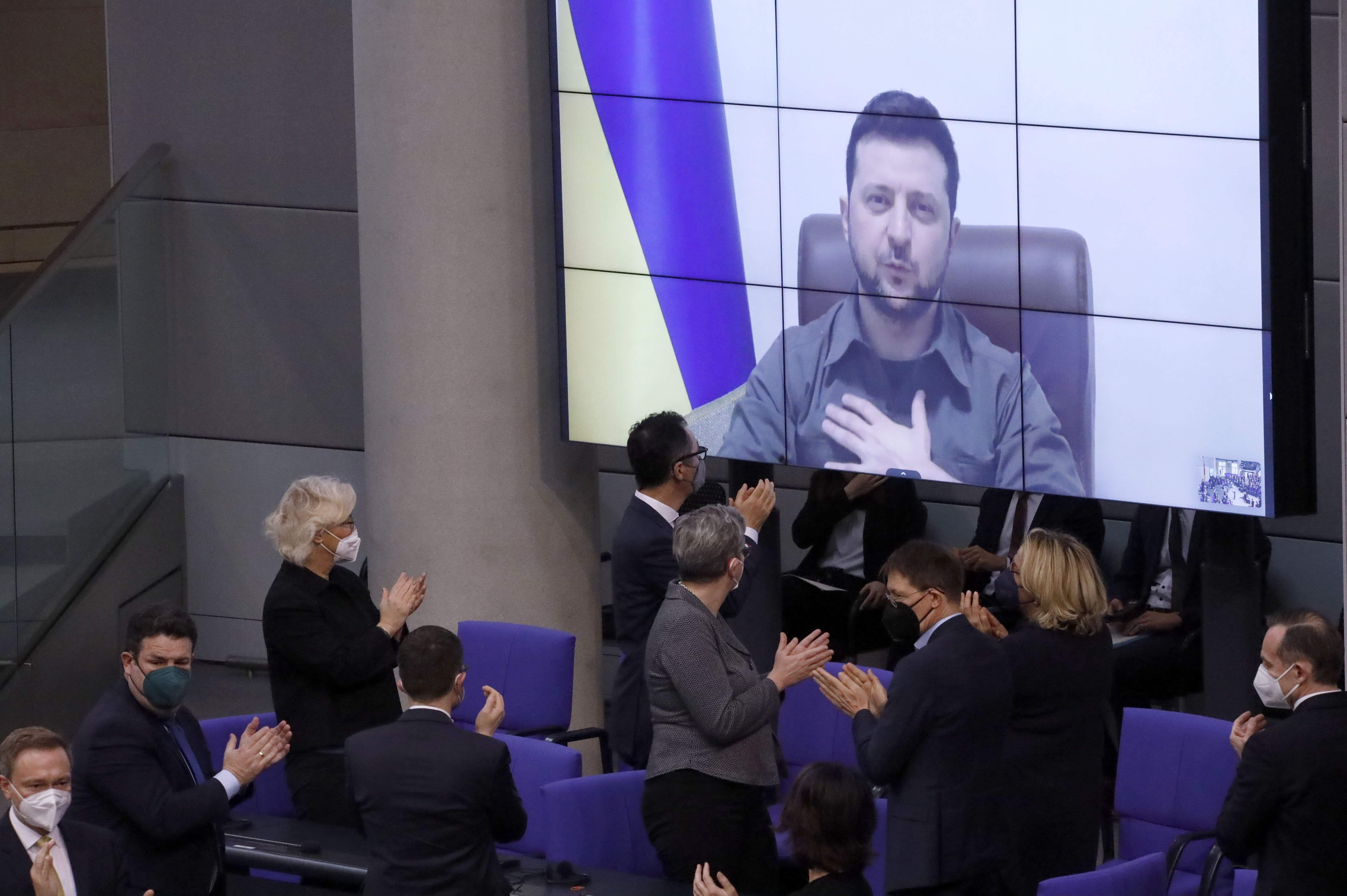 Der ukrainische Präsident Wolodymyr Selenskyj spricht per Live-Schaltung aus Kiew in der 20. Sitzung des Deutschen Bundestages im Reichstagsgebäude. Berlin, 17.03.2022