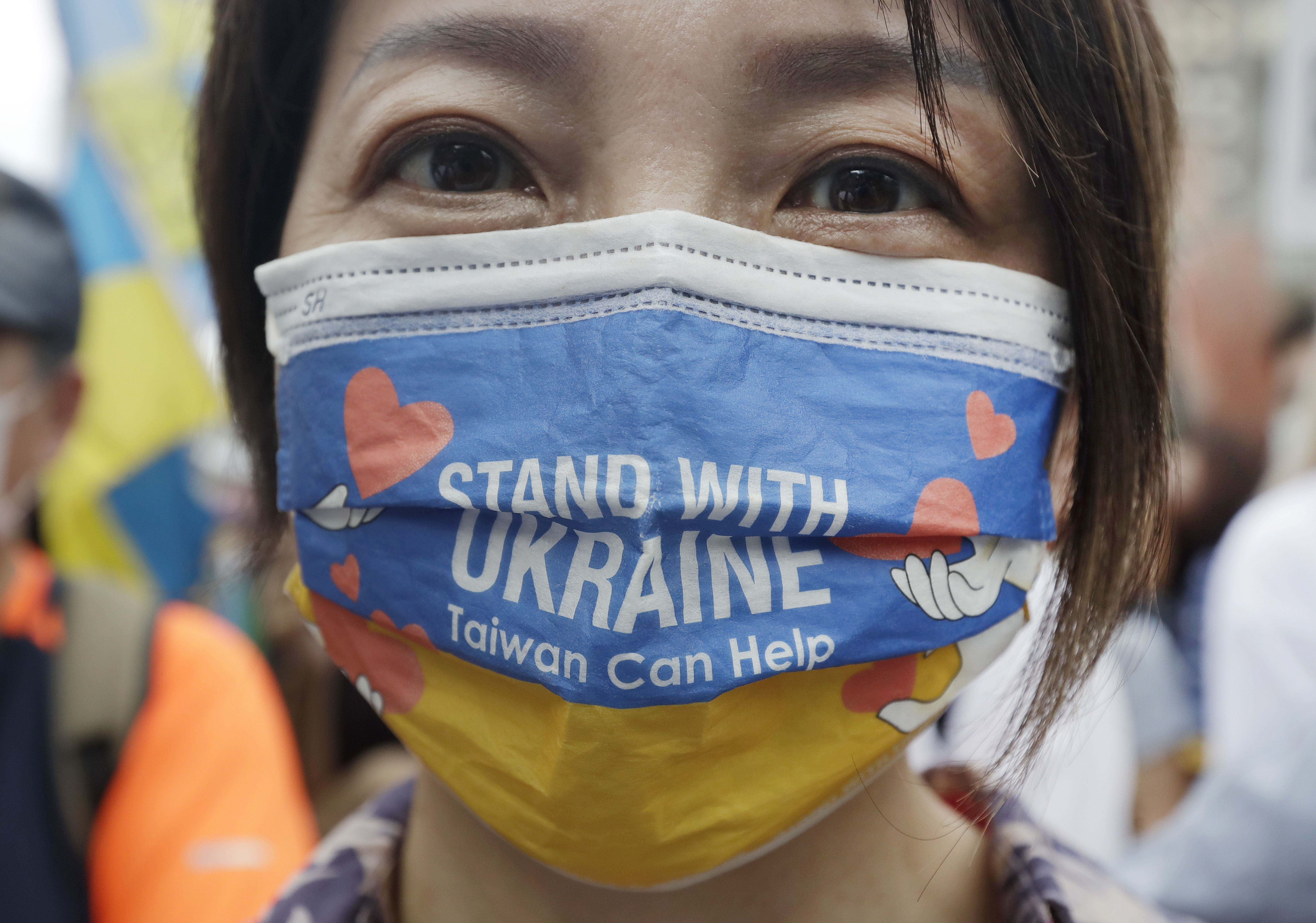 Eine  Frau protestiert in Taipeh, Taiwan am 13. März 2022 gegen die Invasion Russlands.