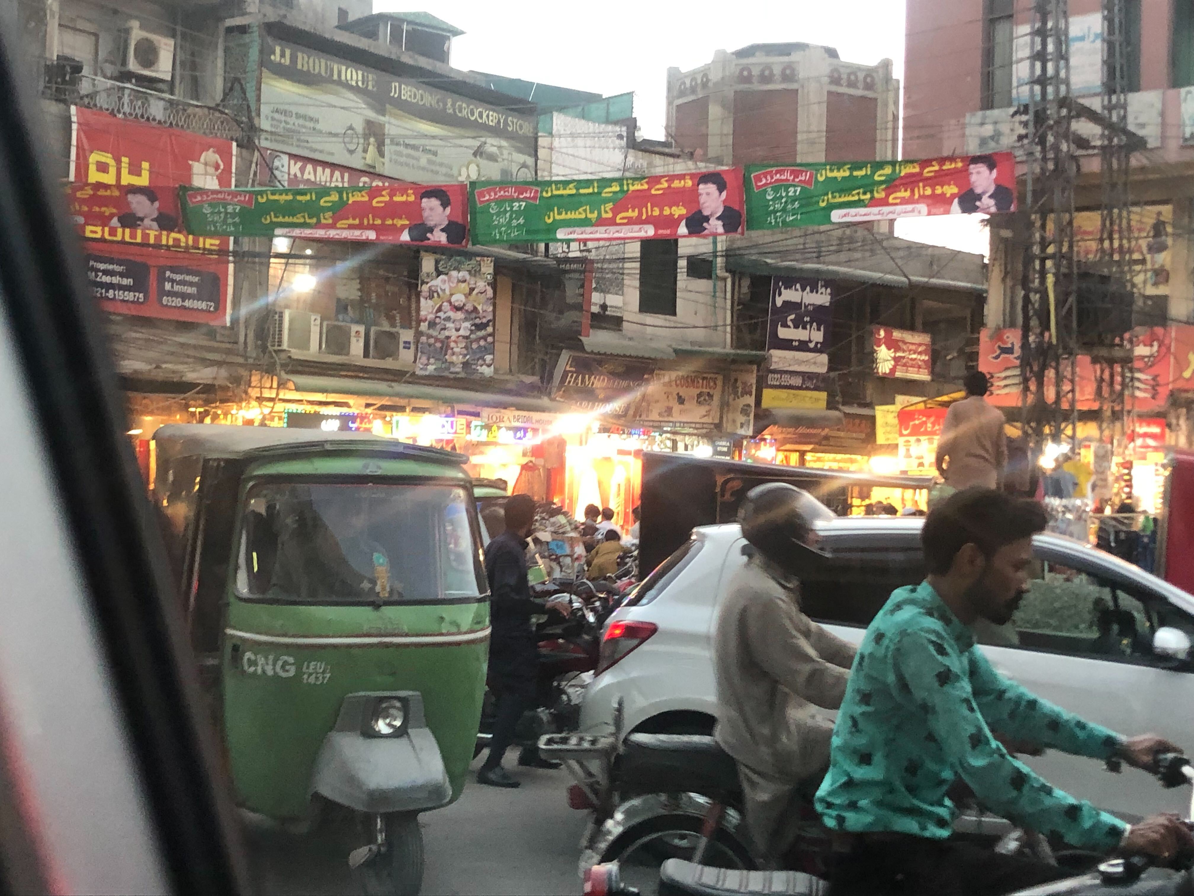 PTI Kampagnenposter im Stadzentrum von Lahore.